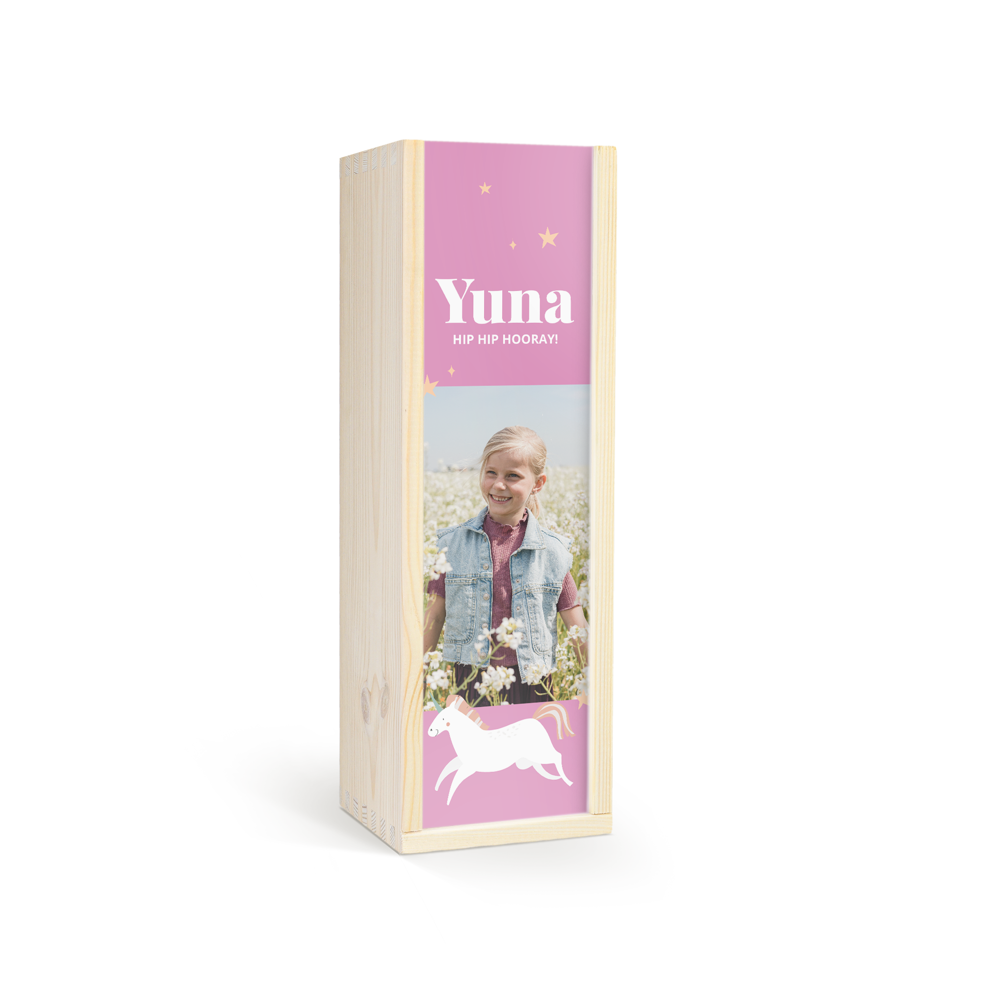 Holzkiste mit Kindersekt bedruckt mit Foto, dem Namen "Yuna" und "Hip Hip Hooray" sowie Sternen und Einhorn