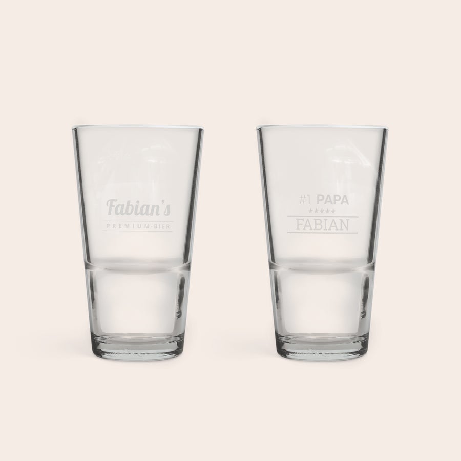 Bierglas 340 ml Zwei gravierte Halbpintgläser, eines mit Fabian's Premium-Bier, das andere mit #1 PAPA FABIAN. Stoßen Sie zu jedem Anlass mit personalisierten Halbpintgläsern an!