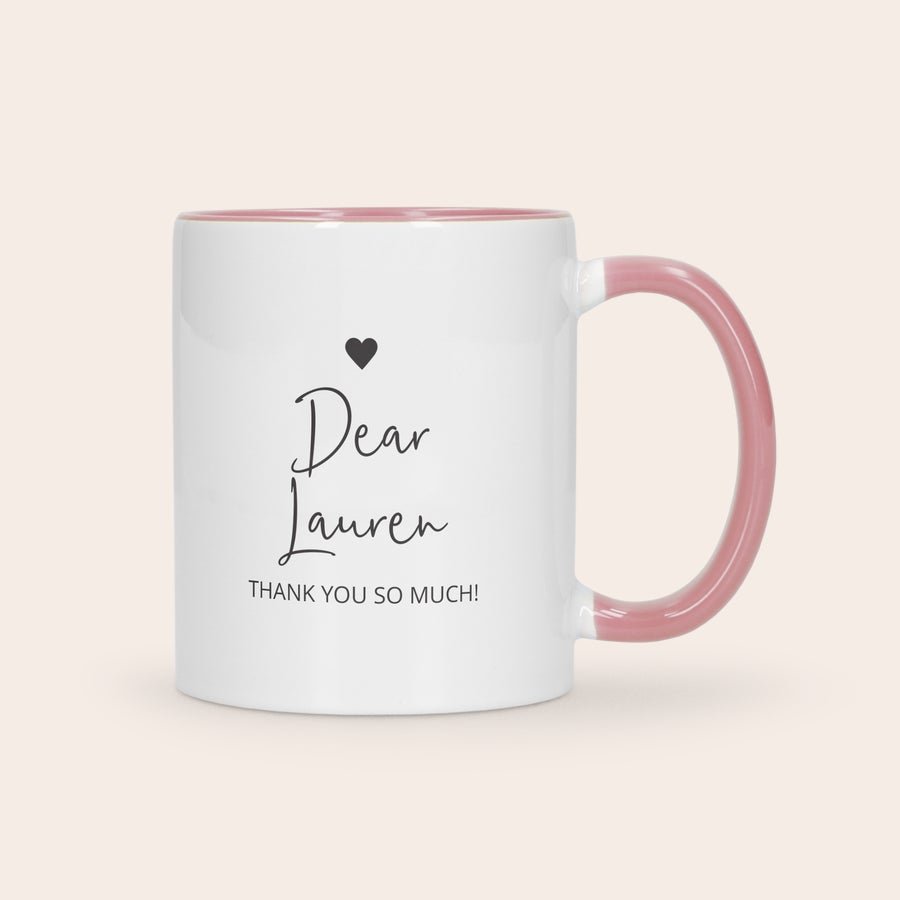 Kolorowy kubek z nadrukiem Biały kubek z różowym uchem i wnętrzem, nadrukowany tekst "Dear Lauren THANK YOU SO MUCH!" z sercem, idealny by zaprojektować wyjątkowy kubek ze zdjęciem i tekstem.