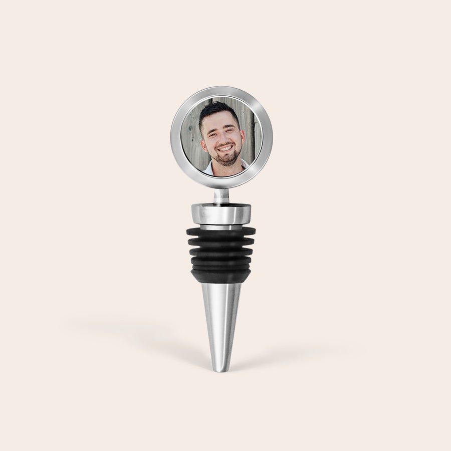 Dop de vin personalizat Dop de vin personalizat argintiu, cu o fotografie color a unui bărbat zâmbitor, imprimată central.
