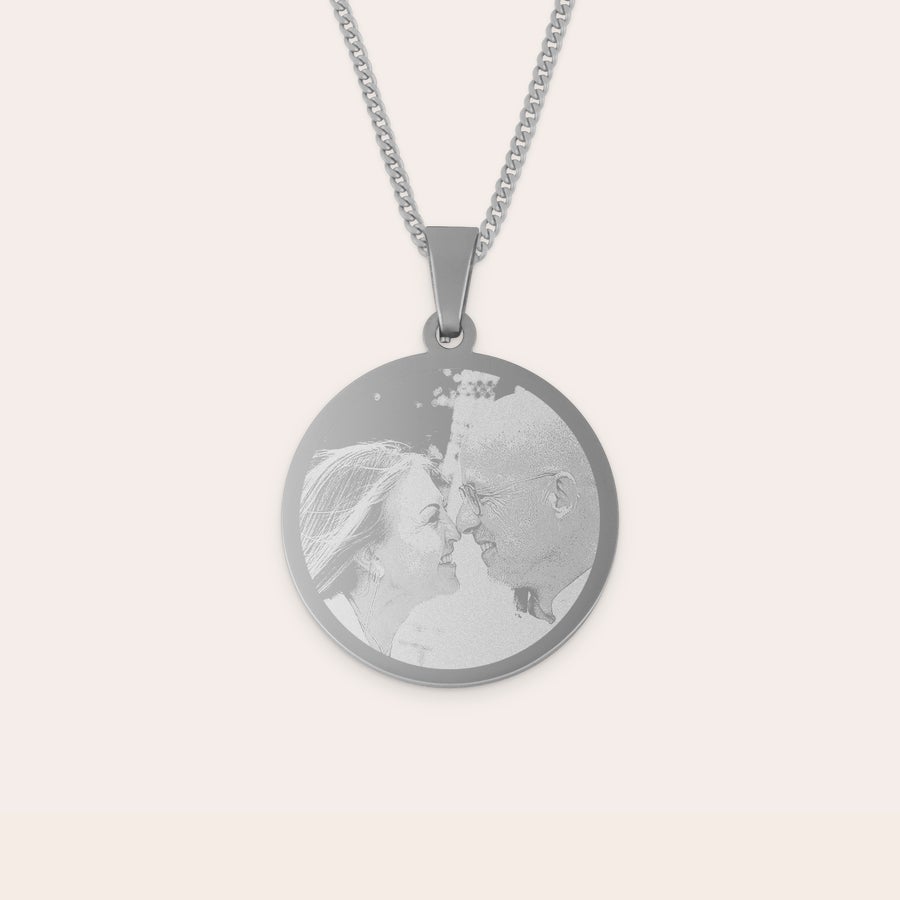 Collier pendentif rond Pendentif circulaire argenté gravé avec une photo de couple pour un cadeau personnalisé unique.