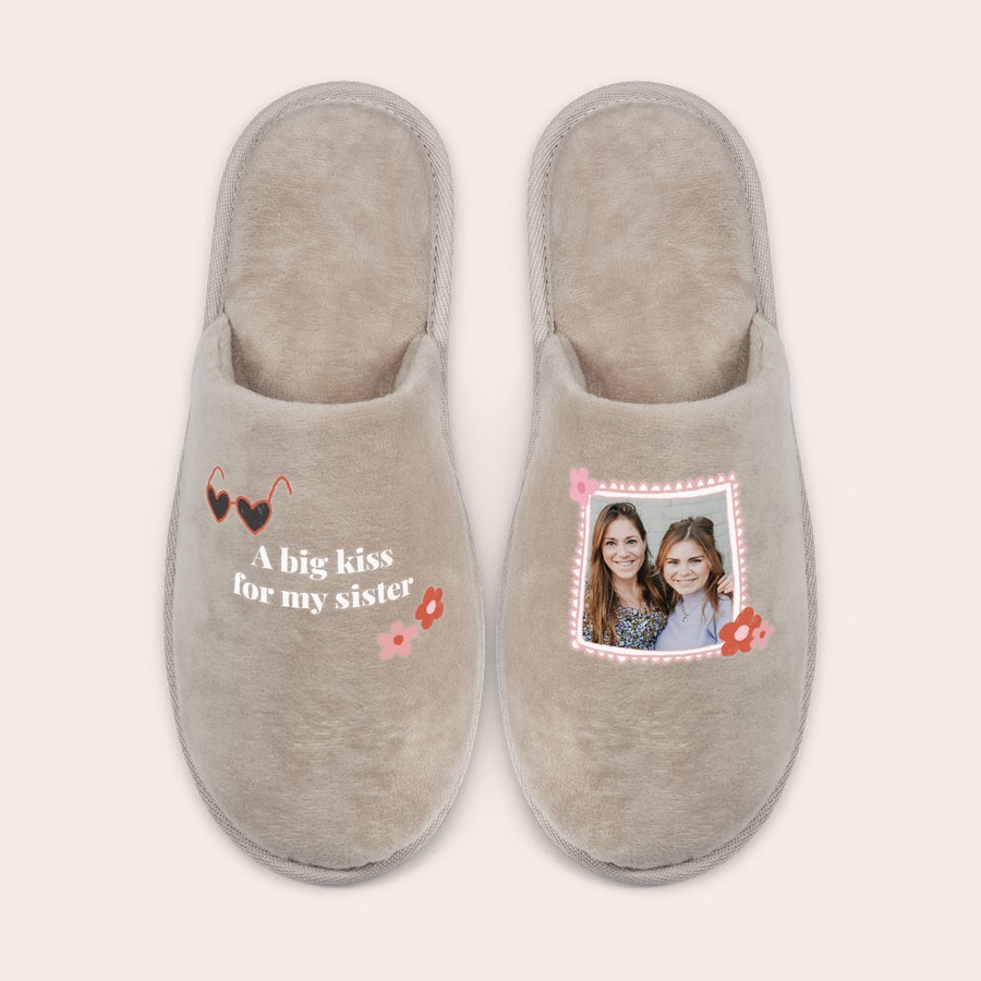 Pantuflas personalizadas Pantuflas personalizadas color beige con foto impresa de dos mujeres y texto "A big kiss for my sister", flores y lentes de sol. Sorprende a tus seres queridos.
