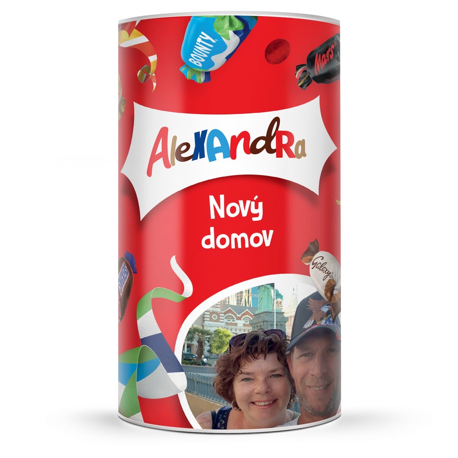 Personalizovaná fľaša Celebrations sa sladkosťami Personalizovaná fľaša Celebrations s nápisom Alexandra Nový domov a fotkou, plnená sladkosťami.