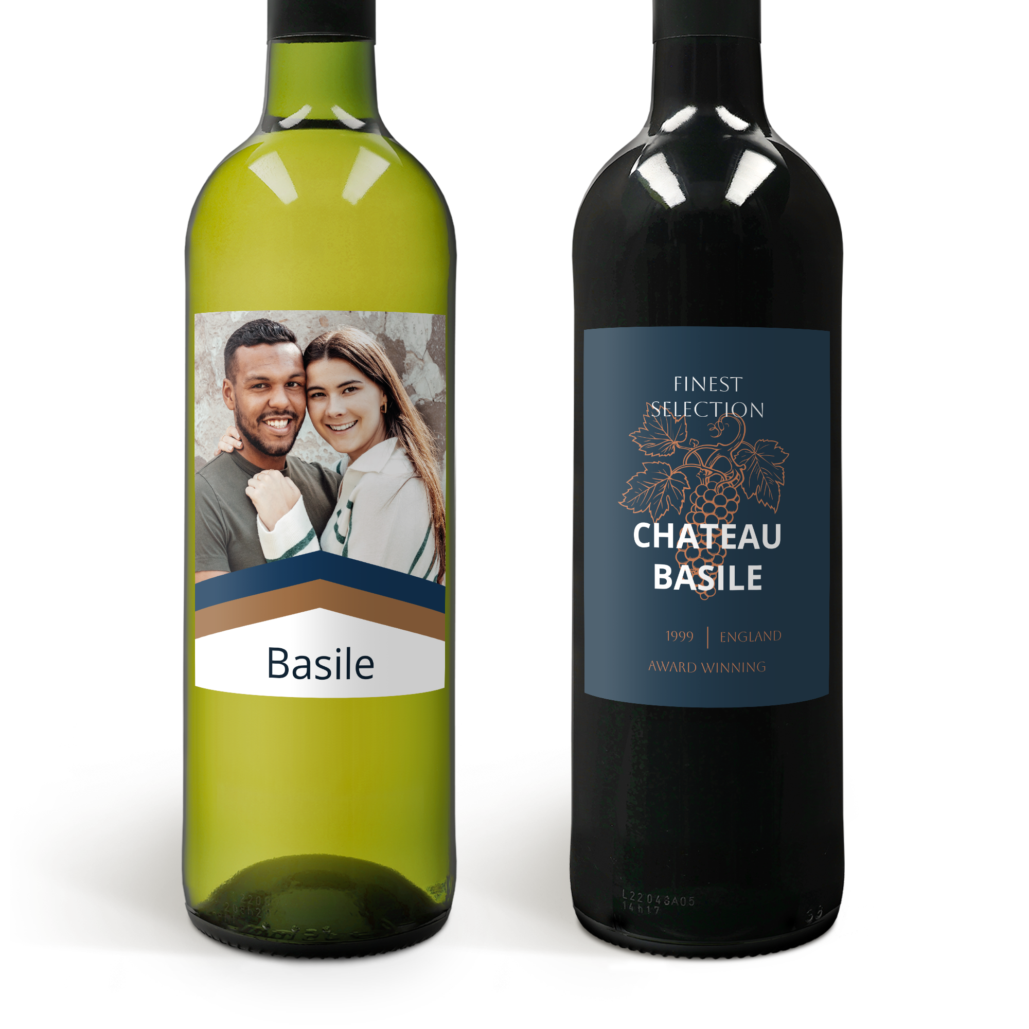 Botellas de vino blanco y rojo Belvy con etiquetas personales impresas, mostrando un nombre y una foto de pareja.