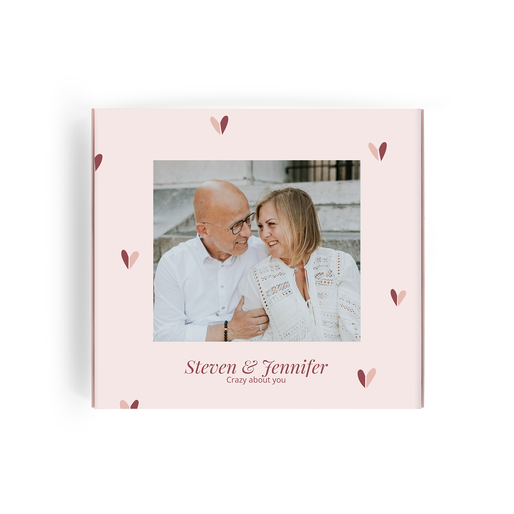 Personalizovaná darčeková krabička Milka s potlačou fotografie zamilovaného páru, menami Steven & Jennifer a textom Crazy about you, doplnená srdiečkami