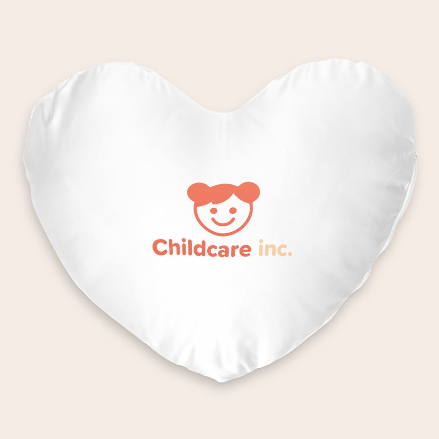 Cuscino Personalizzato - Cuore Cuscino a forma di cuore bianco personalizzato con foto Childcare Inc. e logo bambina sorridente