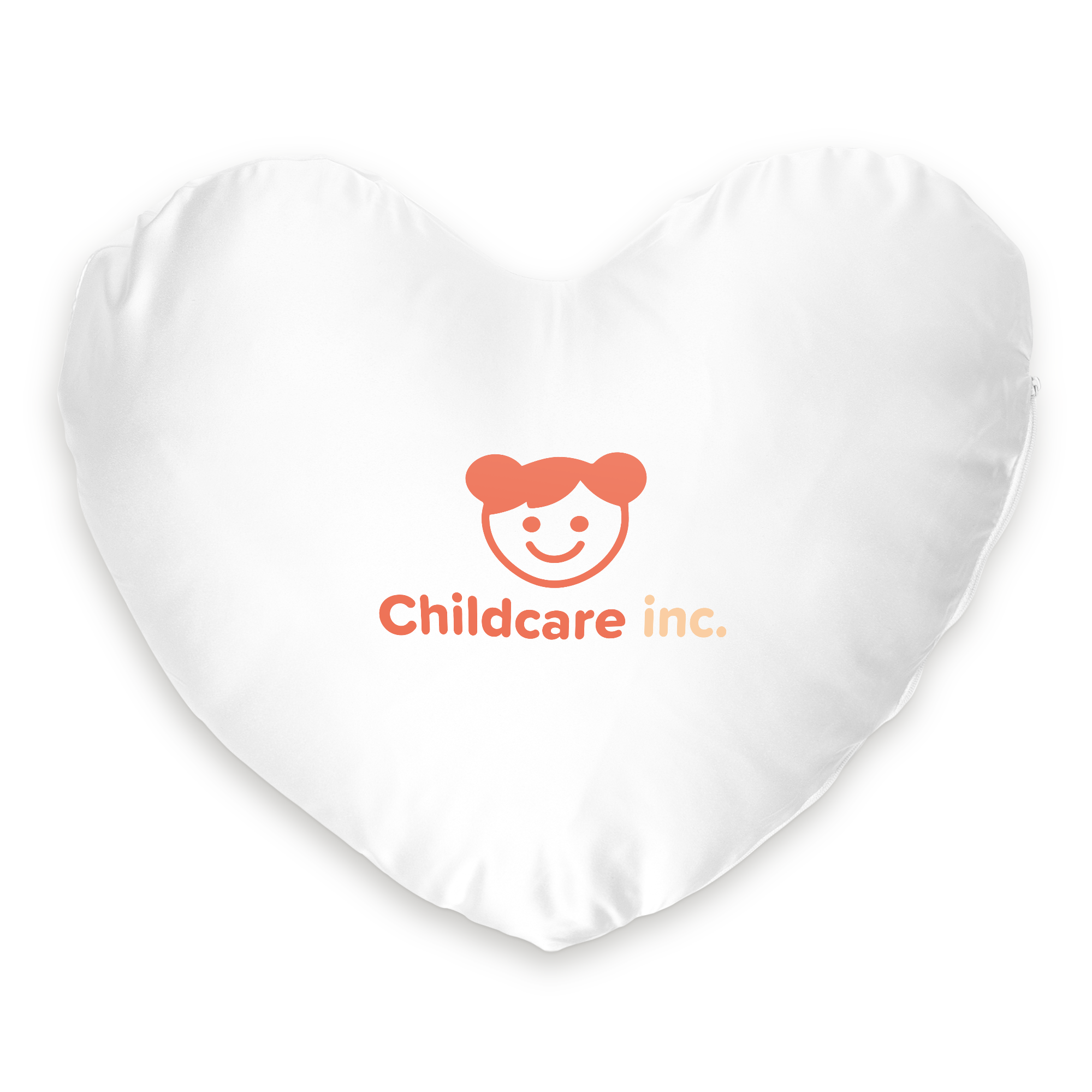 Wit hartvormig kussen bedrukt met 'Childcare inc.' logo, om zelf te personaliseren.