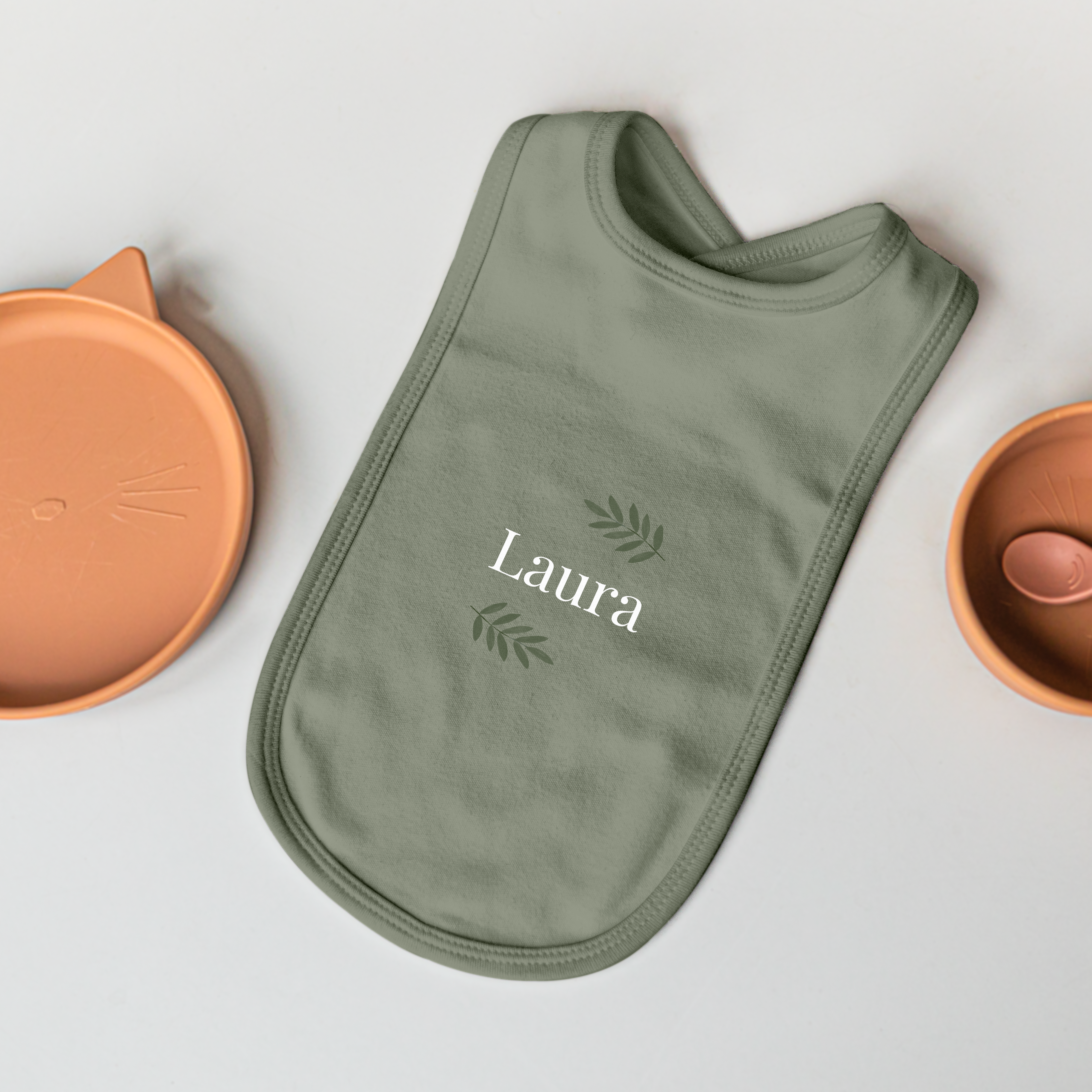 Lindo bibe personalizado verde com o nome Laura e folhas, em algodão macio e fecho de velcro