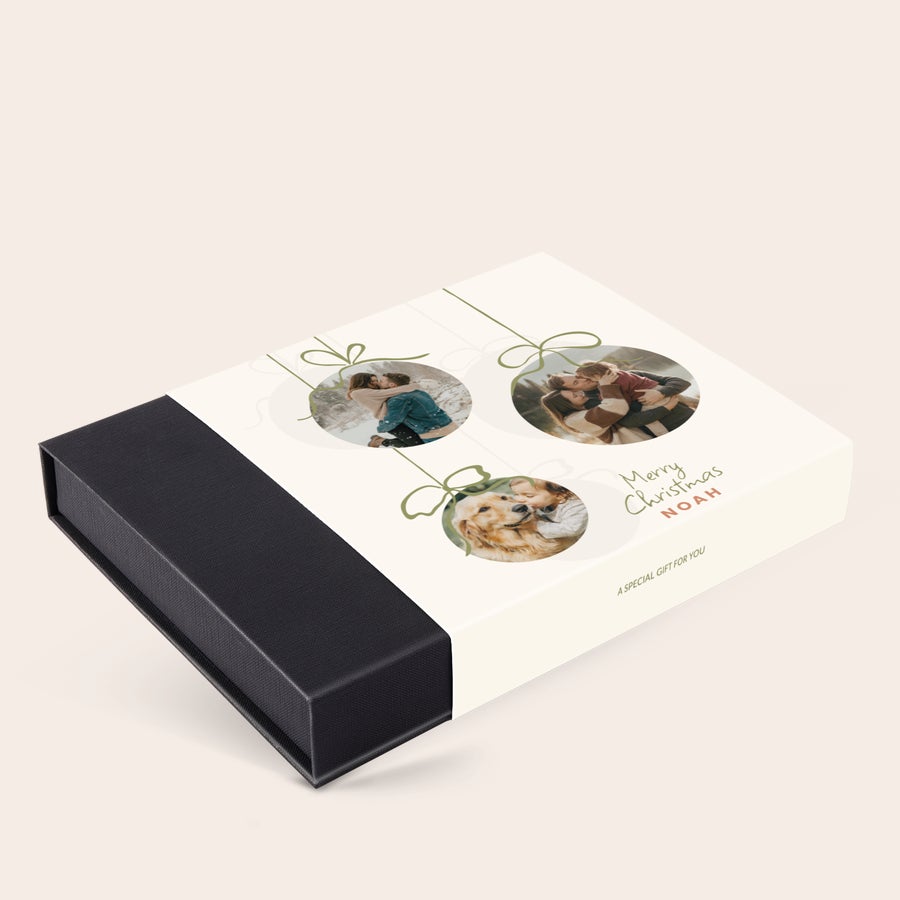 Confezione di Cioccolatini Natalizi - Praline Assortite Confezione di cioccolatini natalizi personalizzati con tre foto e testo "Merry Christmas Noah" stampati in colore crea dolci ricordi