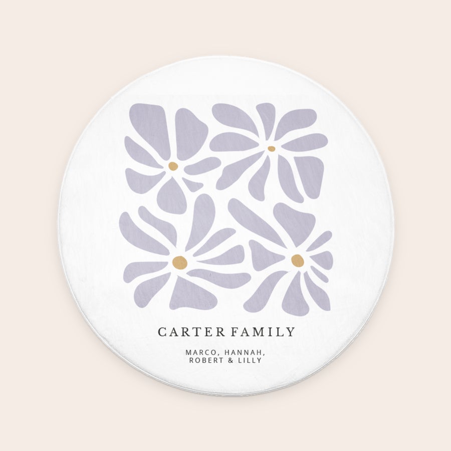 Covoraș de baie personalizat - ø 70 cm Covoraș de baie personalizat, alb, rotund, imprimat cu flori lila stilizate și text "Carter Family" și nume