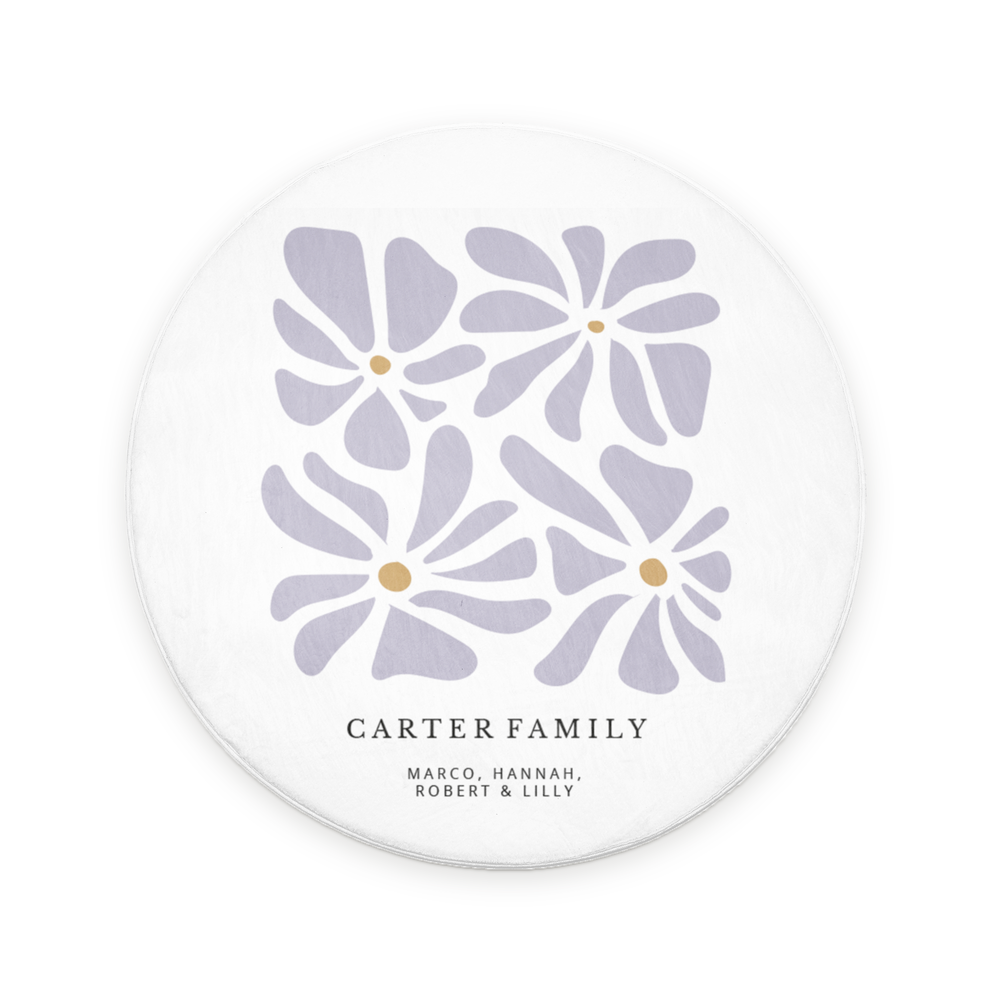Kulatá personalizovaná koupelnová předložka s natištěným jménem rodiny Carter a fialovými květy.