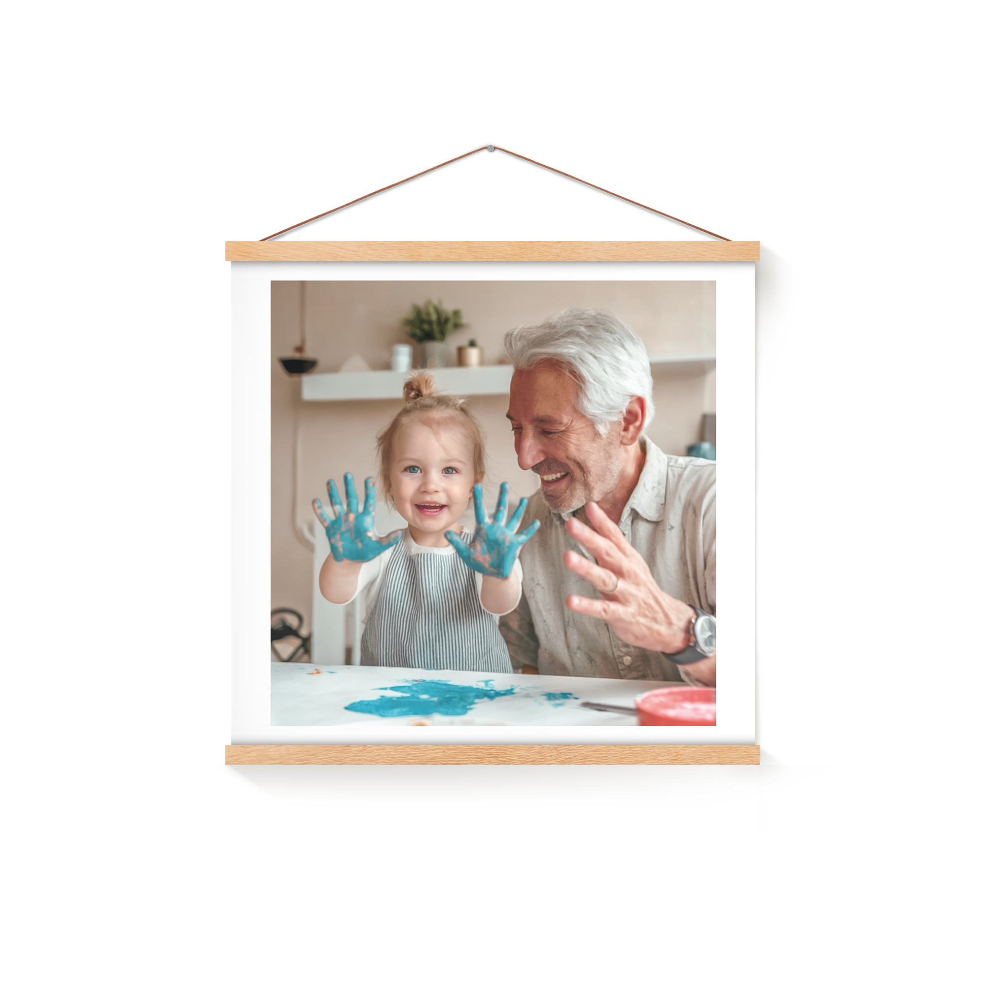 Poster da parete personalizzato con foto di una bambina e un uomo con mani sporche di colore, pronto da appendere