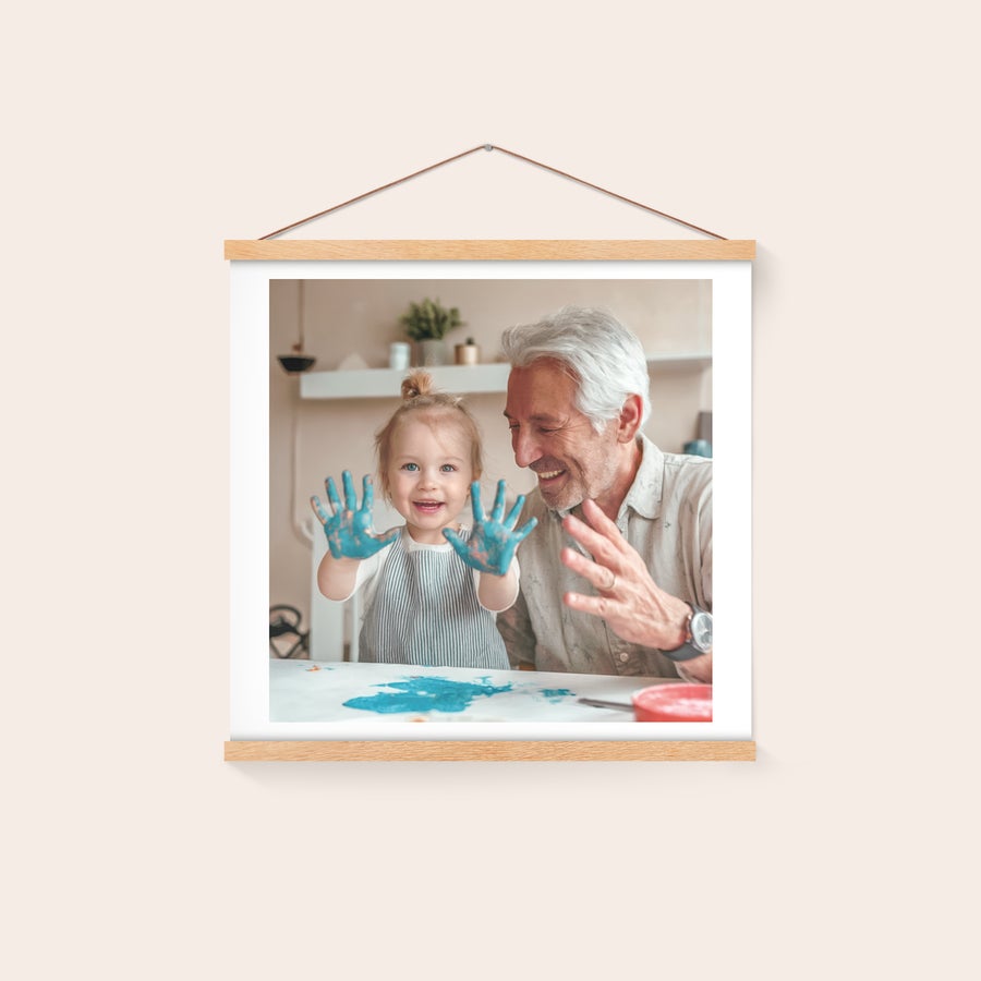 Póster personalizado con colgador Póster fotográfico personalizado de un abuelo y un niño con manos pintadas, en un colgador magnético de madera.