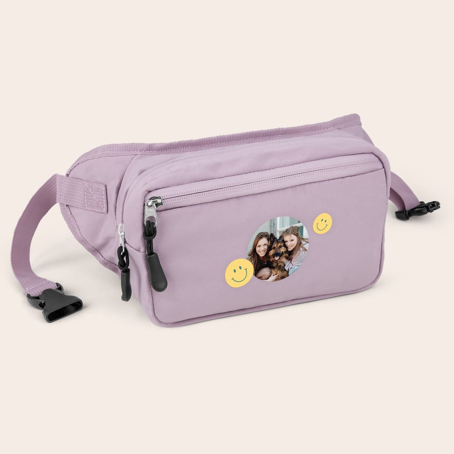 Saco de viagem personalizado Pochete lilás personalizada com foto impressa de duas garotas e um cachorro, e emojis de rosto sorridente