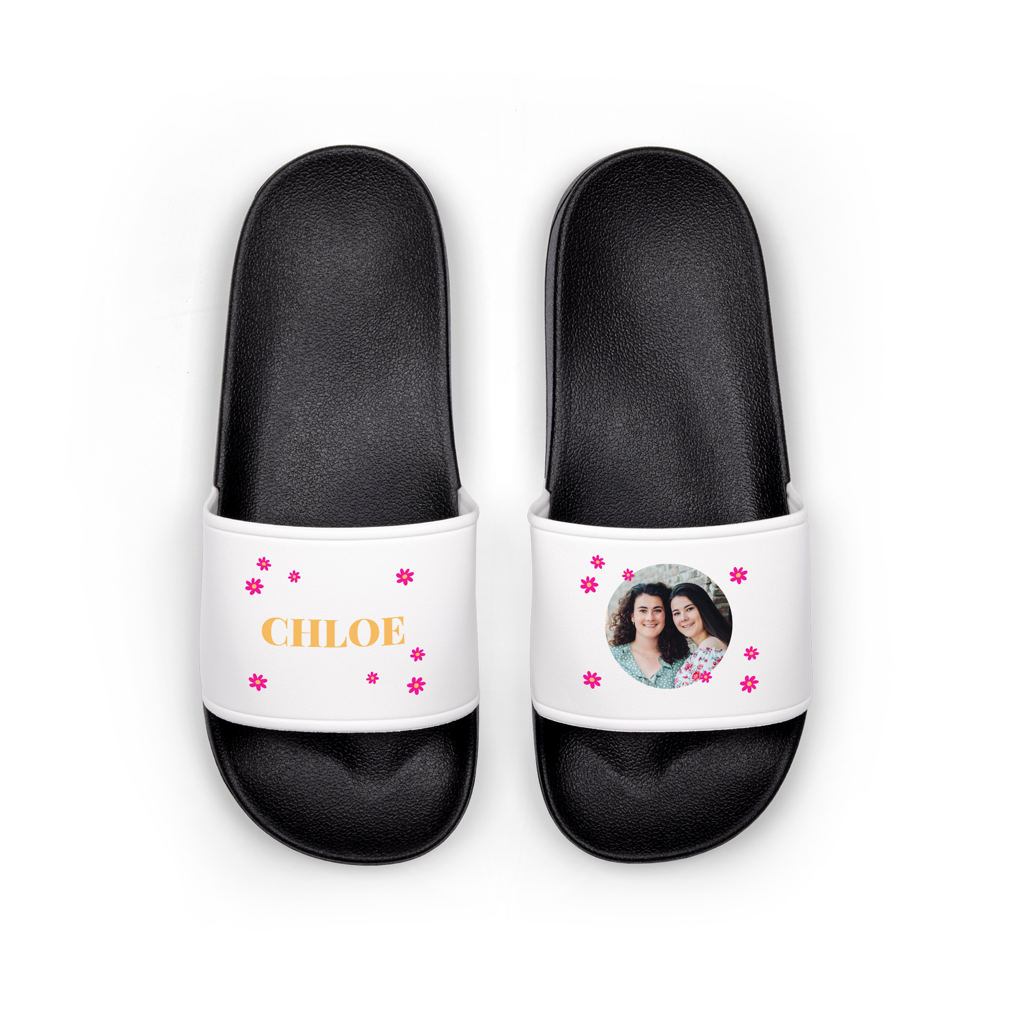 Sliders personalizados para o verão com foto e nome Chloe impressos em chinelos brancos e pretos.