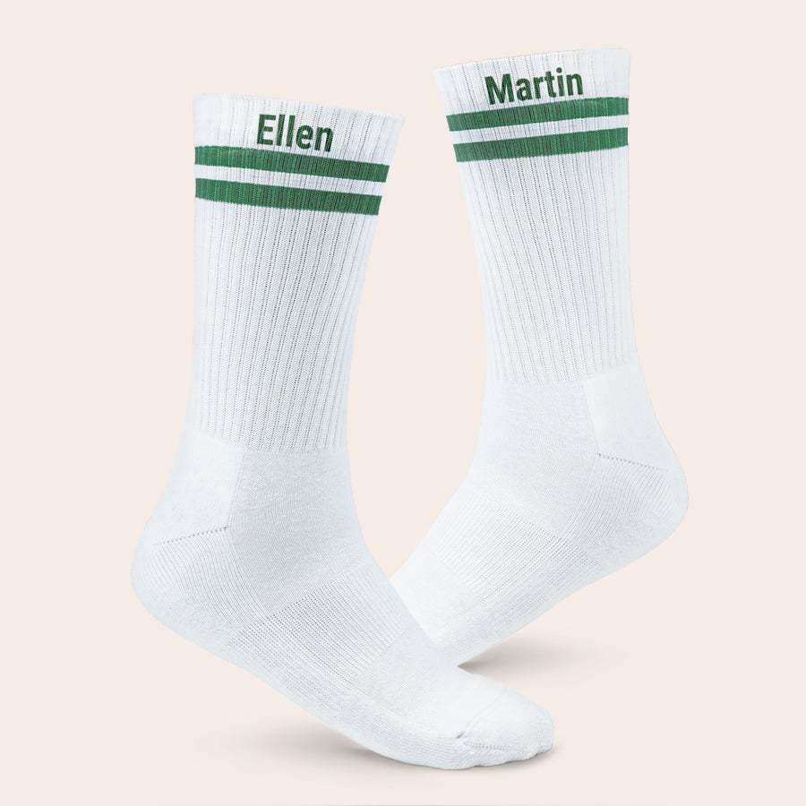 Meias desportivas com nome Par de meias esportivas personalizadas brancas com faixas e nomes Ellen e Martin verdes