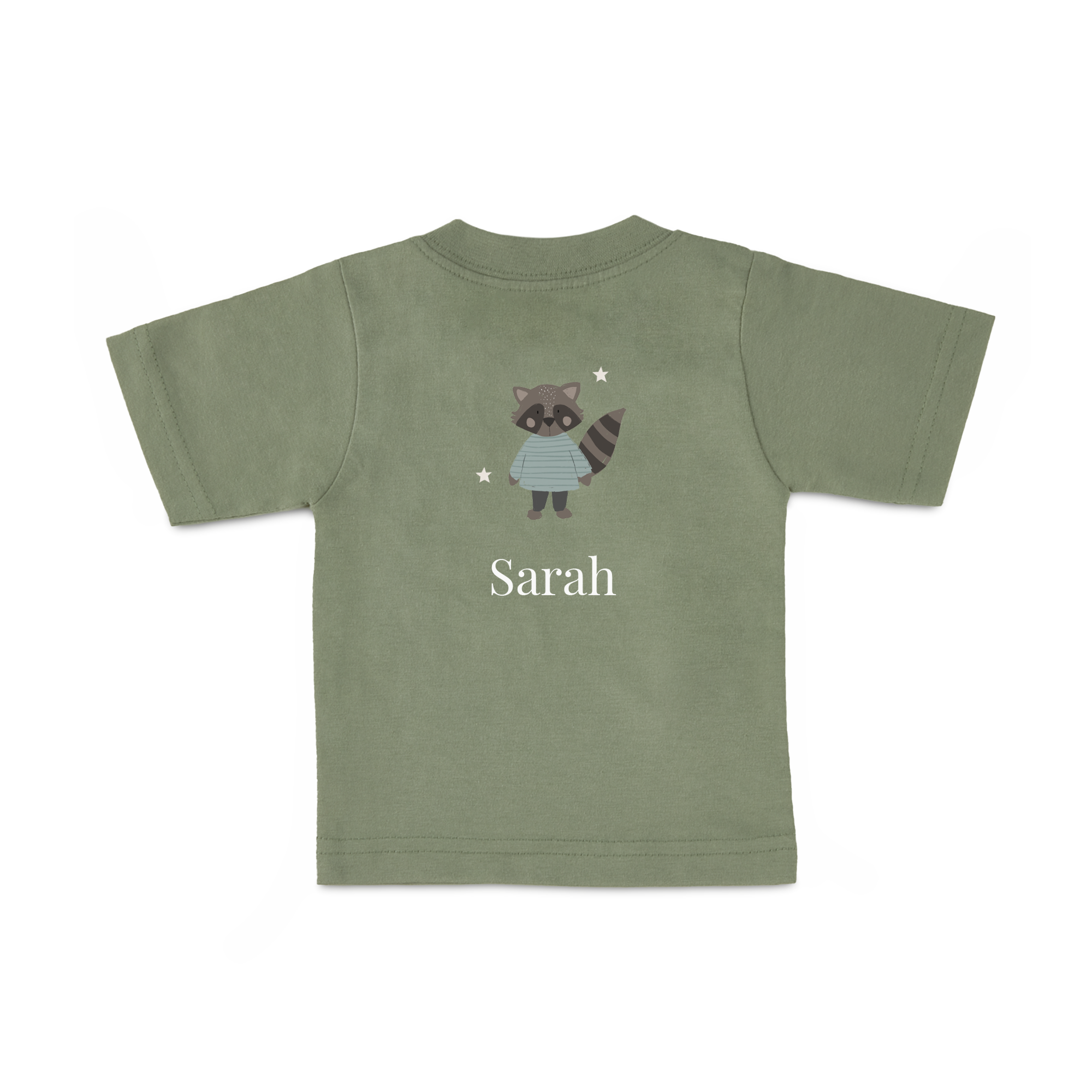 Legergroen baby shirt met naam Sarah en wasbeer design, bedrukt met een vrolijke foto of tekst.