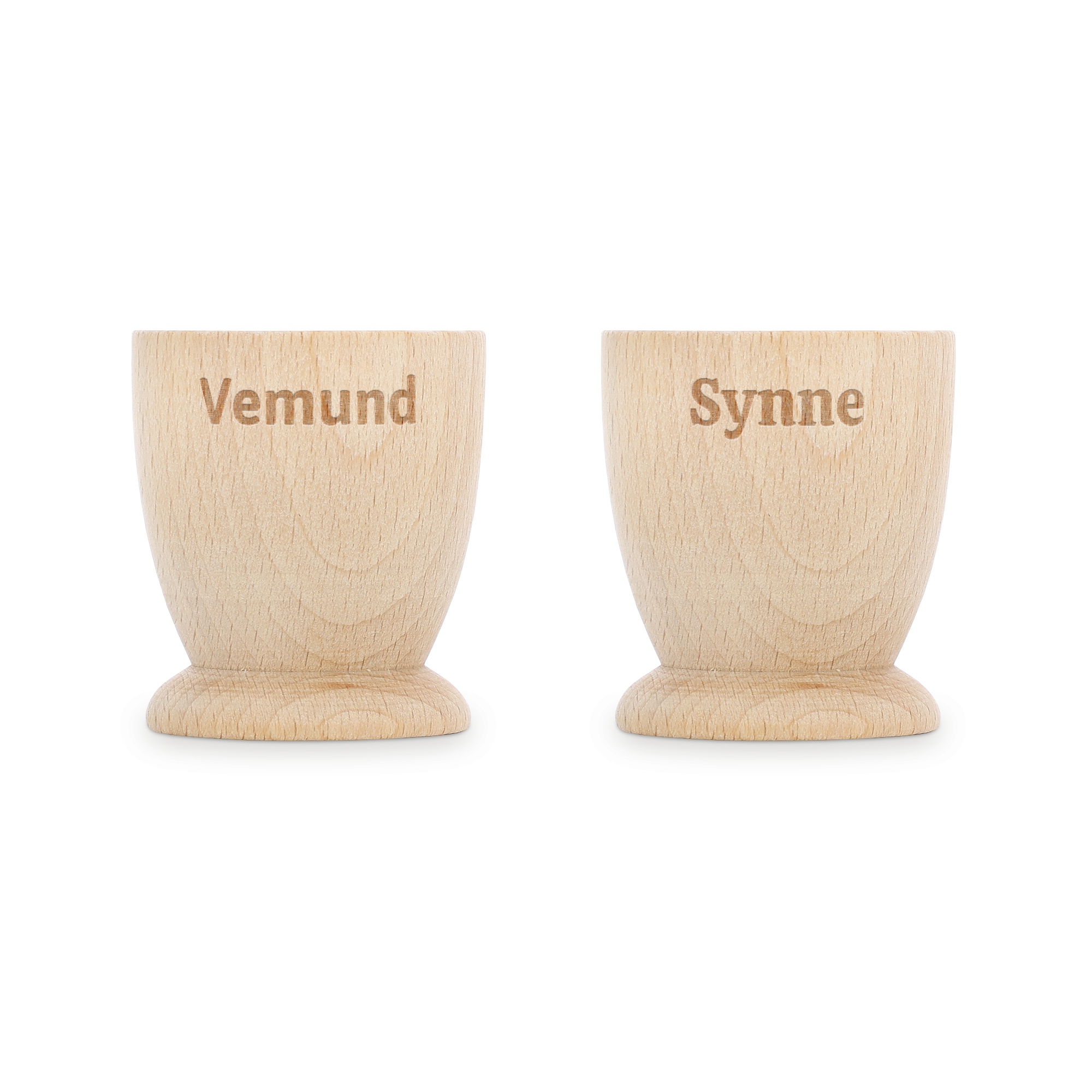 To personlige eggekopper i bøketre, gravert med navnene "Vemund" og "Synne", for å gjøre frokosten minneverdig.