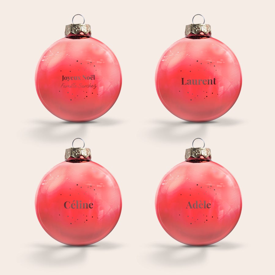 Boule de Noël Personnalisée en Verre Quatre boules de Noël en verre rouge, gravées de prénoms et de Joyeux Noël Famille Sanchez.