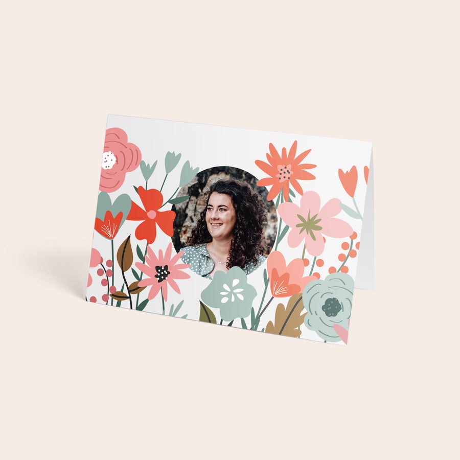 Brievenbus rozen Wenskaart met kleurrijke bloemenprint en geprinte foto, te versturen met brievenbusbloemen.