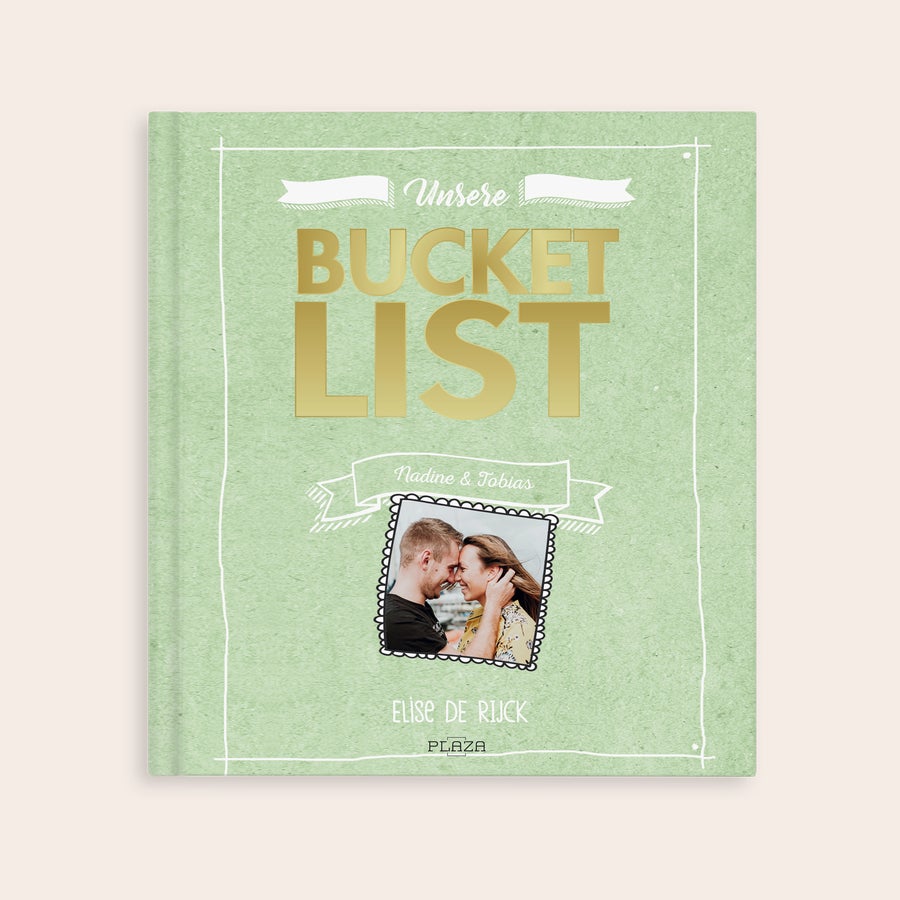 Personalisiertes Bucket List Buch für Paare Personalisierte Pärchen Bucket List mit "Unsere Bucket List" auf dem Cover. Das Buch ist mit einem Paarfoto von Nadine und Tobias sowie ihren Namen bedruckt.