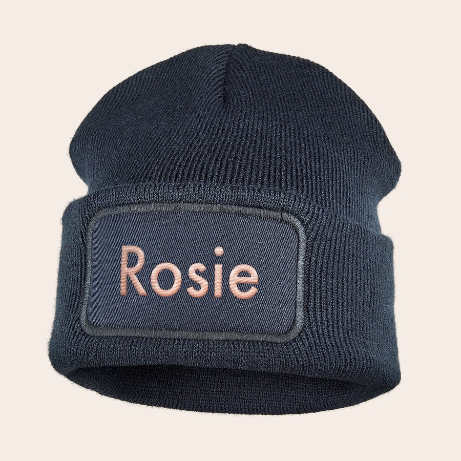 Cappello ricamato Berretto blu navy personalizzato con nome ricamato, "Rosie" in rosa su patch scura per tenere le orecchie calde