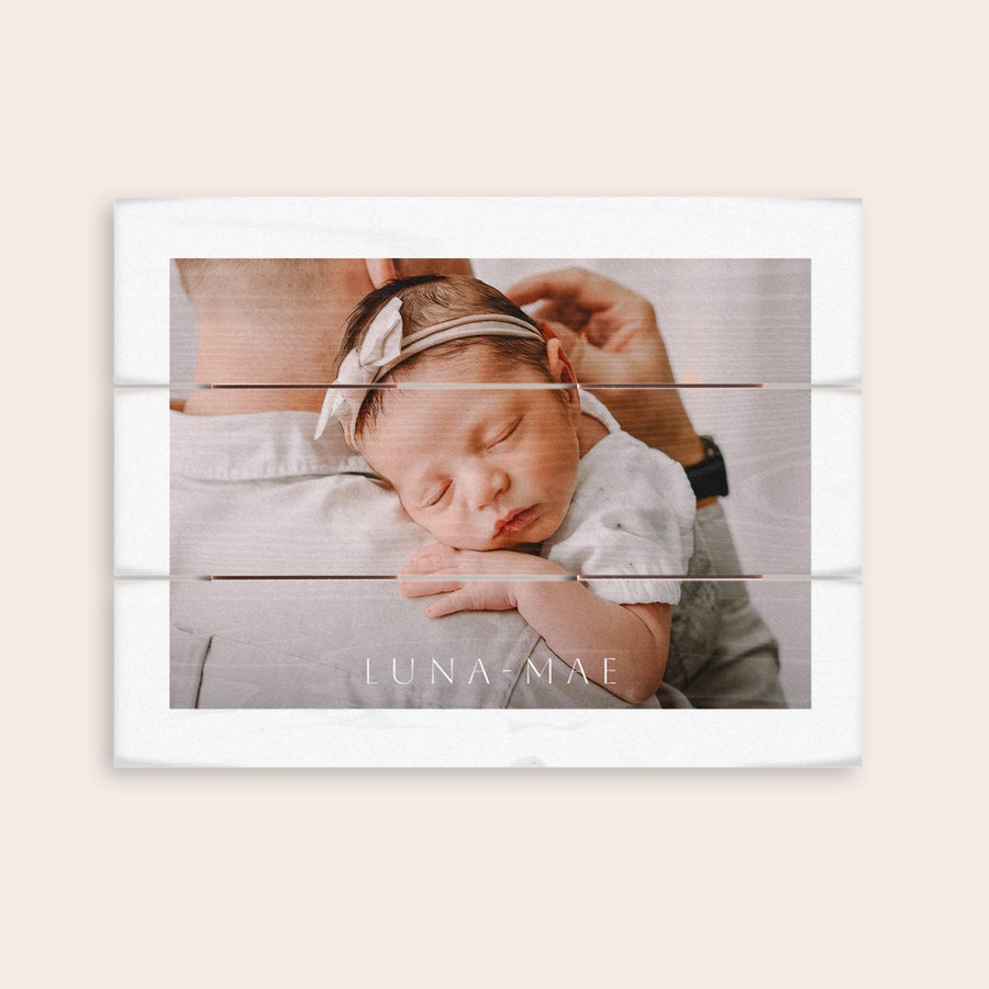 Tre bilde Personlig bilde på treplanker med tekst "LUNA-MAE", fotoprint på hvitkalket tre.