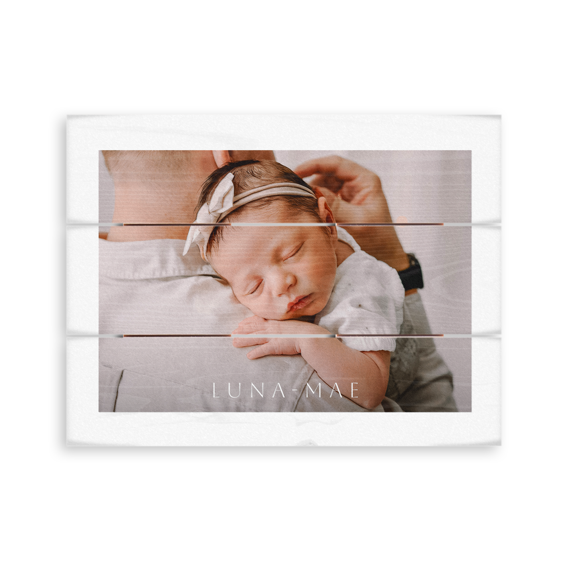 Photo imprimée sur planches en bois personnalisée avec un bébé endormi et le prénom Luna-Mae