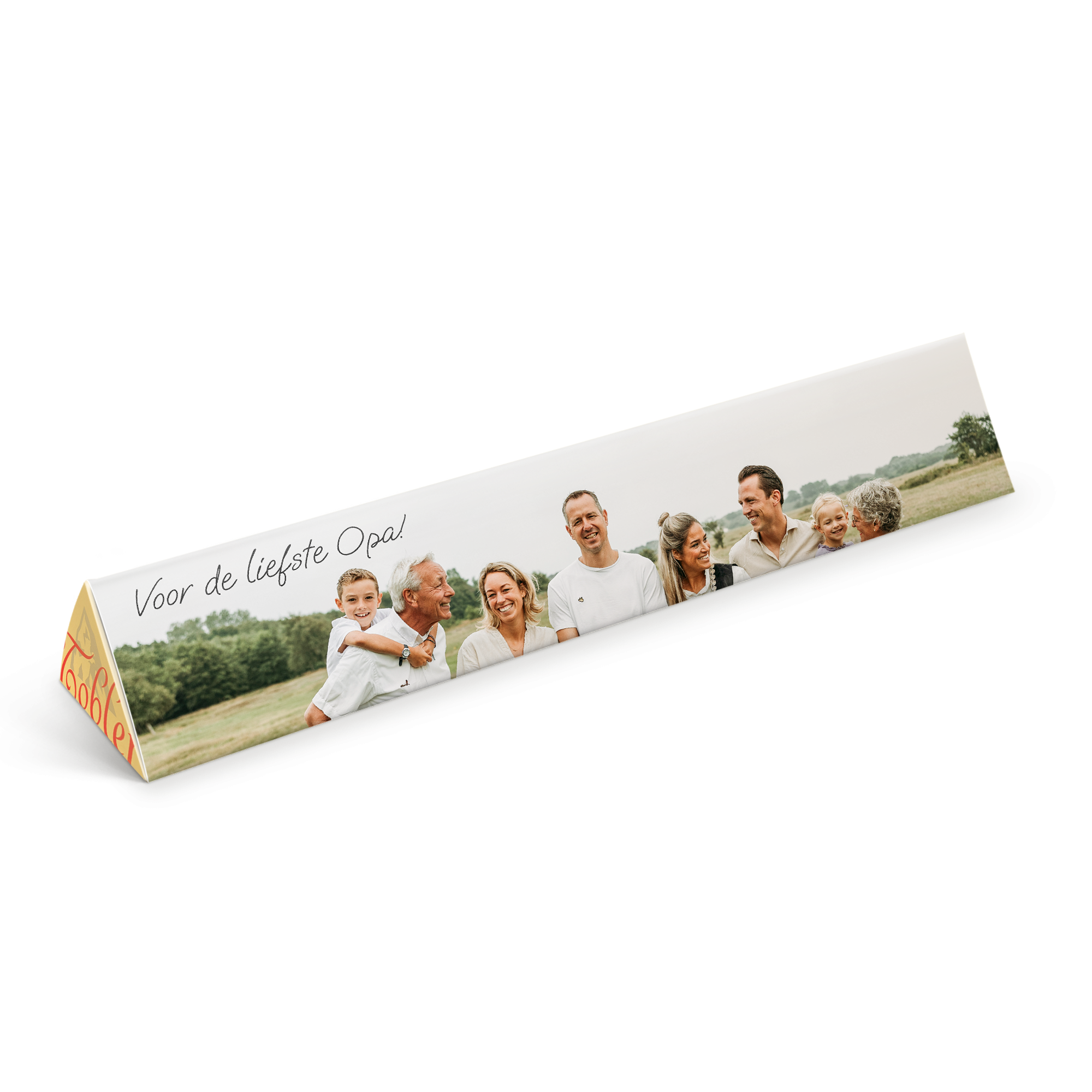 Gepersonaliseerde Toblerone chocoladereep met familiefoto en de tekst "Voor de liefste Opa!" bedrukt op de wikkel.