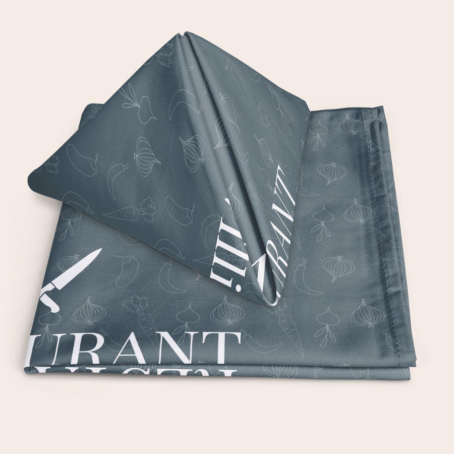 Guardanapos personalizados Guardanapos impressos exclusivos para a mesa, com fundo cinza e estampa de vegetais, com um faca branca e o texto "RESTAURANT" em branco, ideal para definir a mesa torna-se uma festa.