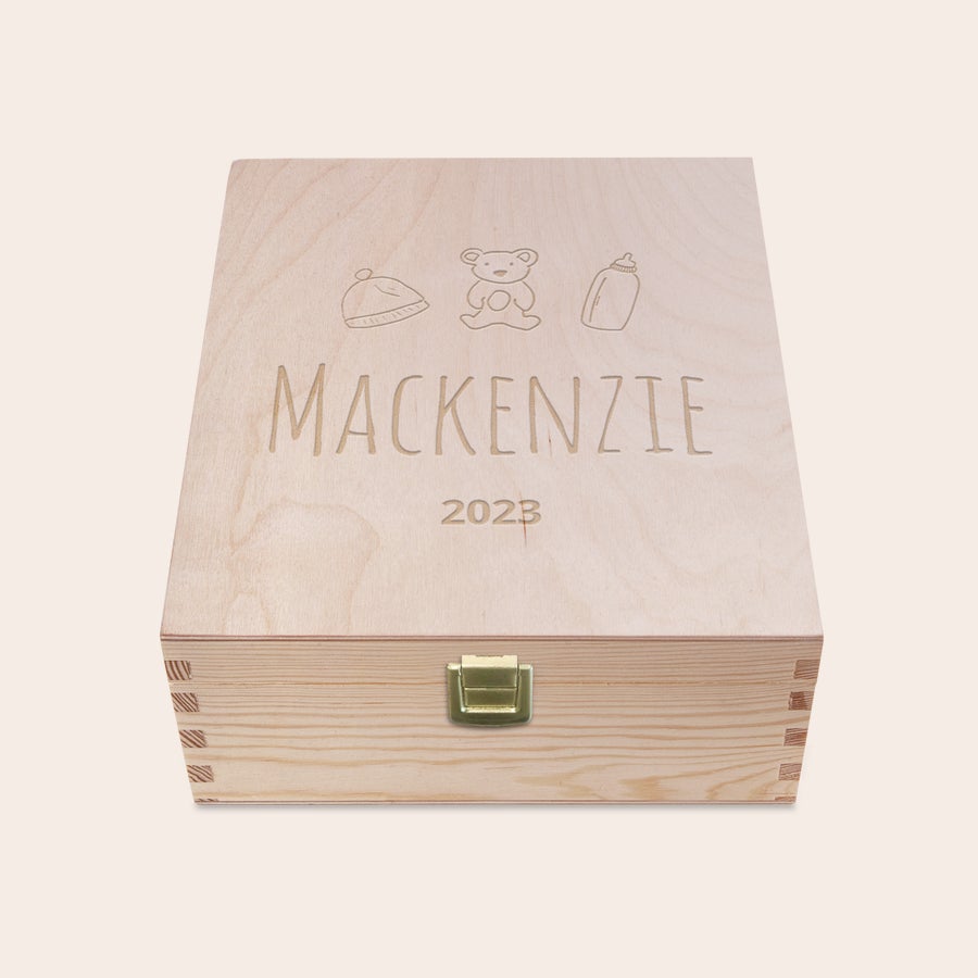 Caja de recuerdos de madera personalizada Caja de recuerdos de madera clara con el nombre MACKENZIE y el año 2023 grabados, incluye dibujos de un gorro, un oso de peluche y un biberón.