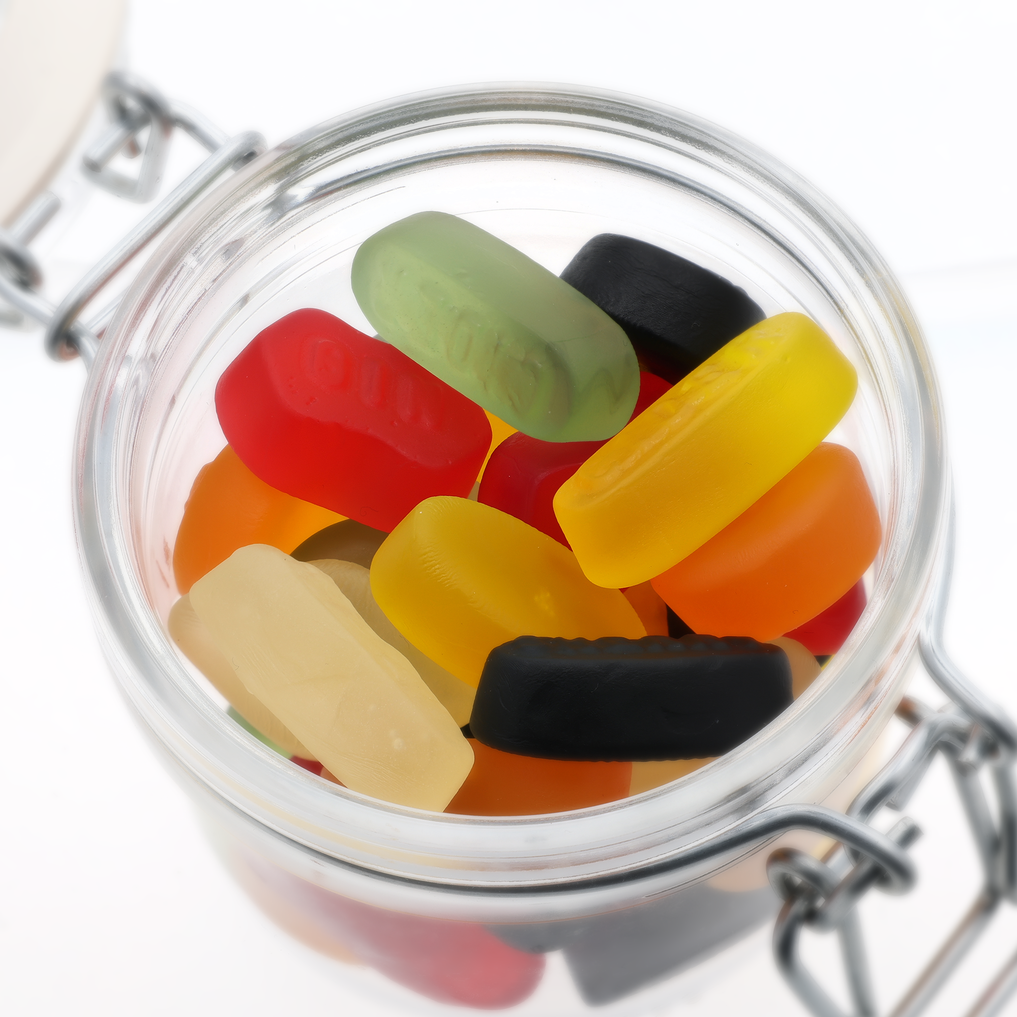 Bocal à bonbons personnalisé rempli de winegums multicolores, pour un cadeau unique.