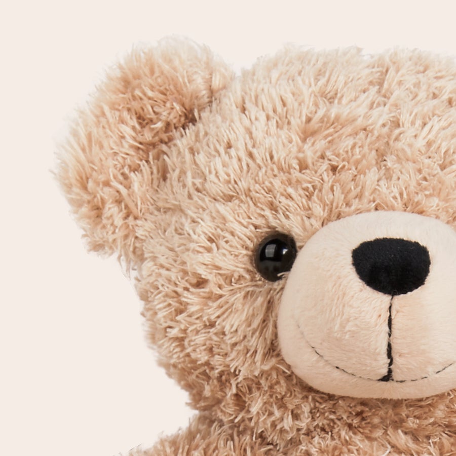 Urso de peluche com nome Urso de pelúcia com focinho e olhos escuros. Você pode dar este urso super bonito do amor com nome bordado.