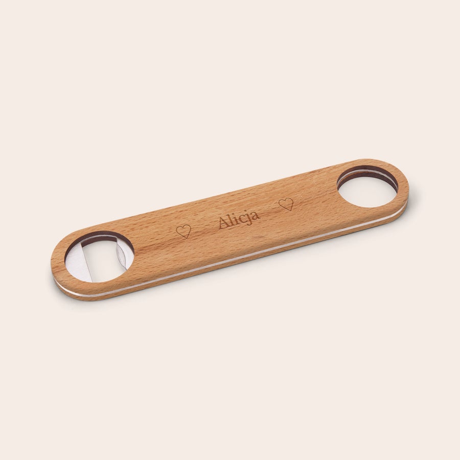 Grawerowany otwieracz do butelek Drewniany otwieracz do butelek z grawerem imienia Alicja i serduszek