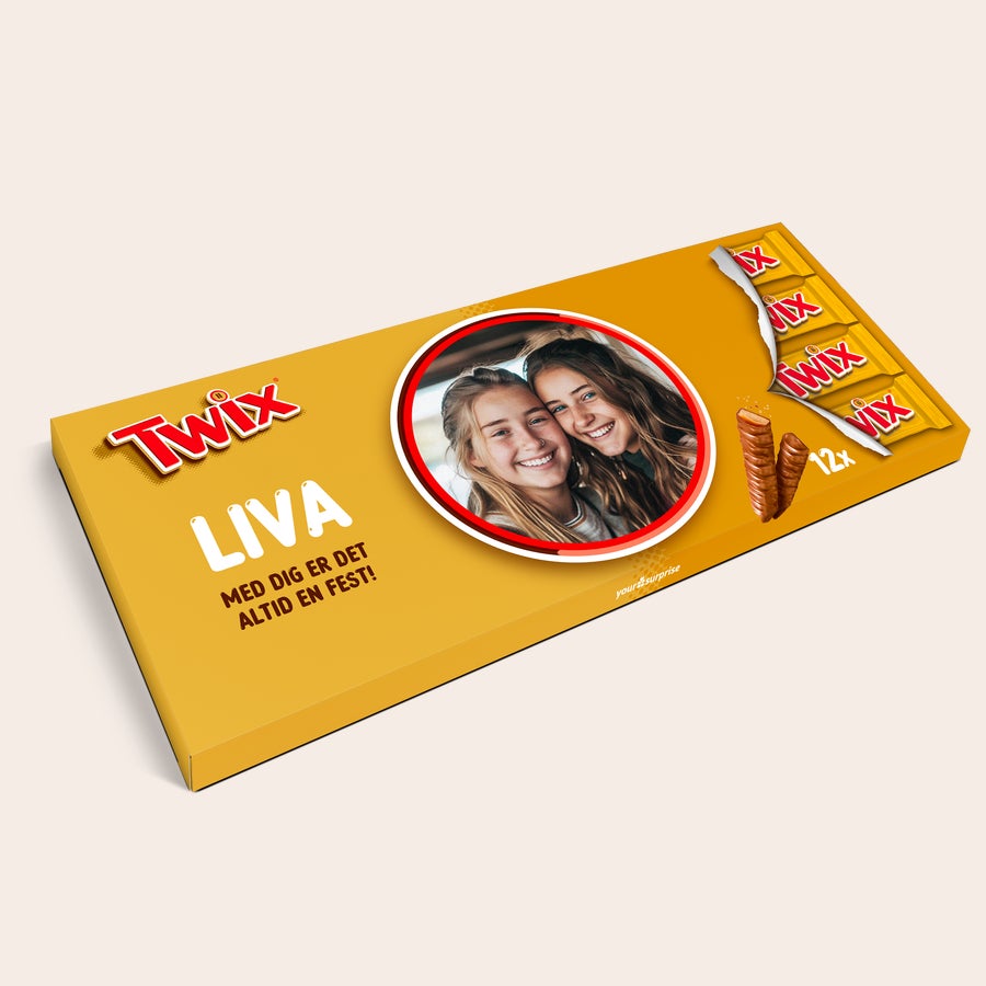 Mega Twix chokolade med navn og billede Mega Twix chokolade med navn LIVA, tekst og et personligt billede trykt på den gule indpakning.