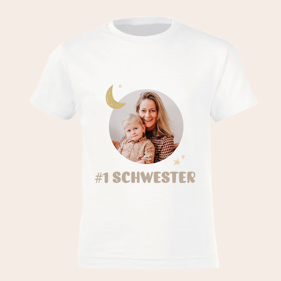 T-Shirt bedrucken - großer Bruder/große Schwester Weißes personalisiertes Kinder-T-Shirt bedruckt mit Foto, Halbmond und Sterne, sowie dem Text "#1 SCHWESTER" für eine Schwangerschaftsverkündung