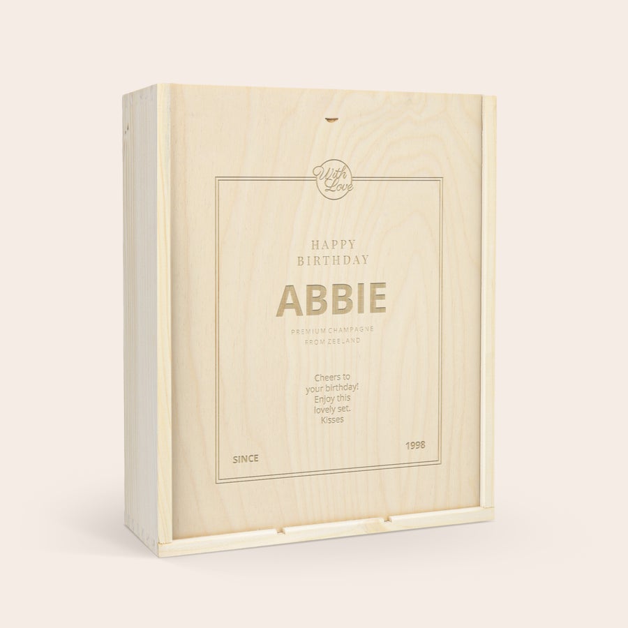 Caixa de Champanhe Personalizada com taças de champanhe Caixa de champanhe personalizada em madeira gravada com "Happy Birthday Abbie" e "1998", para completar o seu presente com um conjunto de copos.