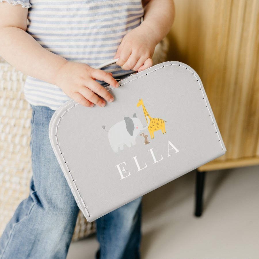 Mala de criança impressa Mala cinza personalizada com ilustração de elefante, girafa e coelho, e nome impresso em branco. Um companheiro de viagem que é exclusivamente deles.
