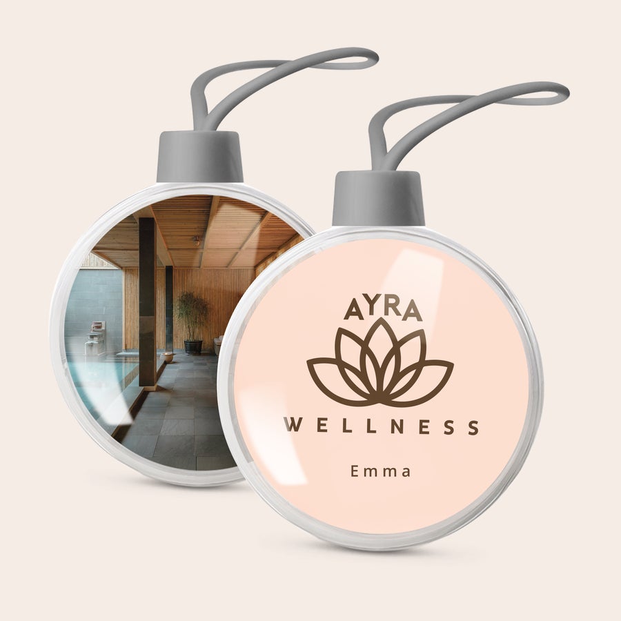 Bauble Natal transparente Dois enfeites de Natal personalizados. Um com foto e outro com logo "Ayra Wellness" e nome "Emma" impressos.