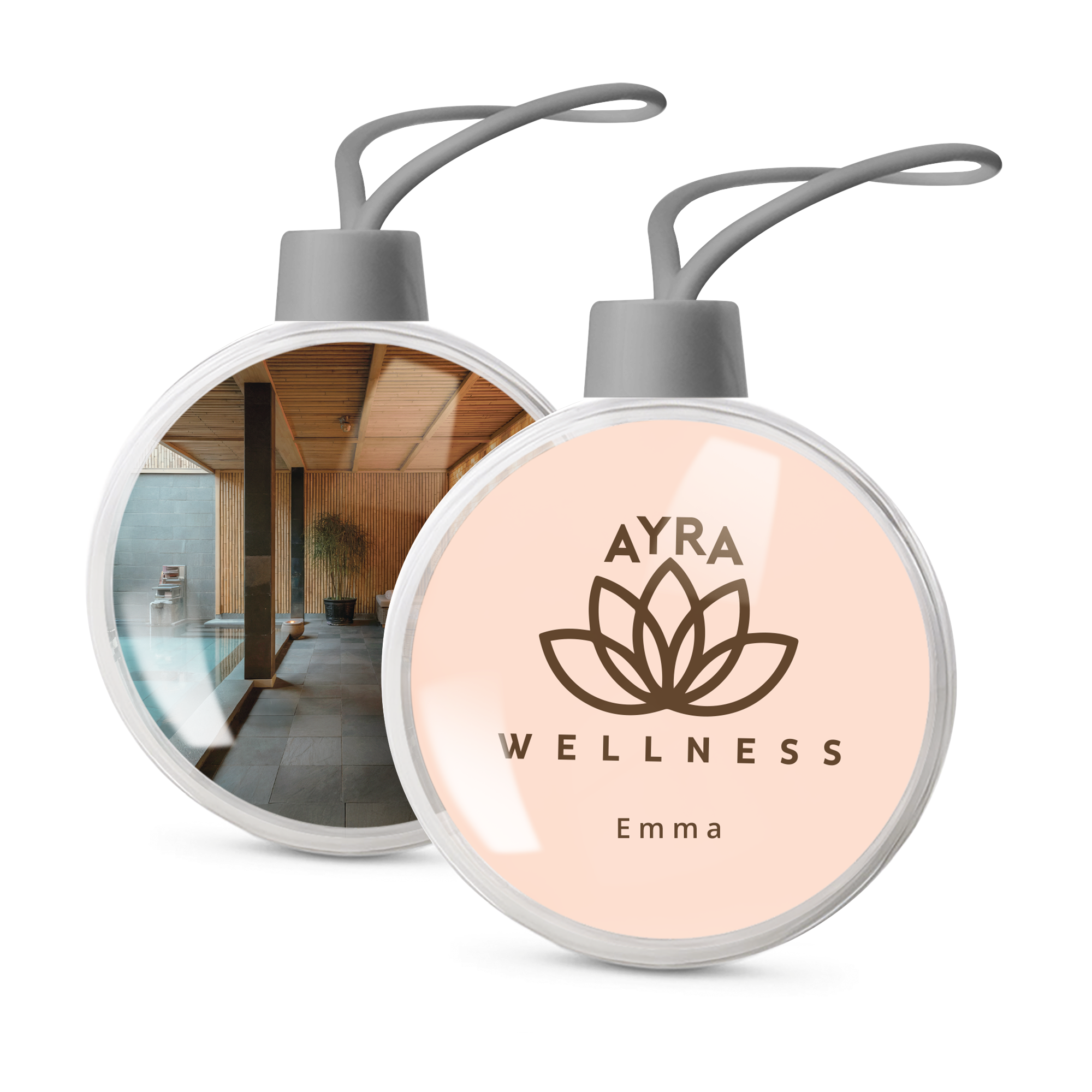 Zwei Weihnachtskugeln mit Foto, eine bedruckt mit einem Wellness-Logo und dem Namen Emma, die andere mit einem Schwimmbad-Foto, für ganz persönliche Weihnachten.