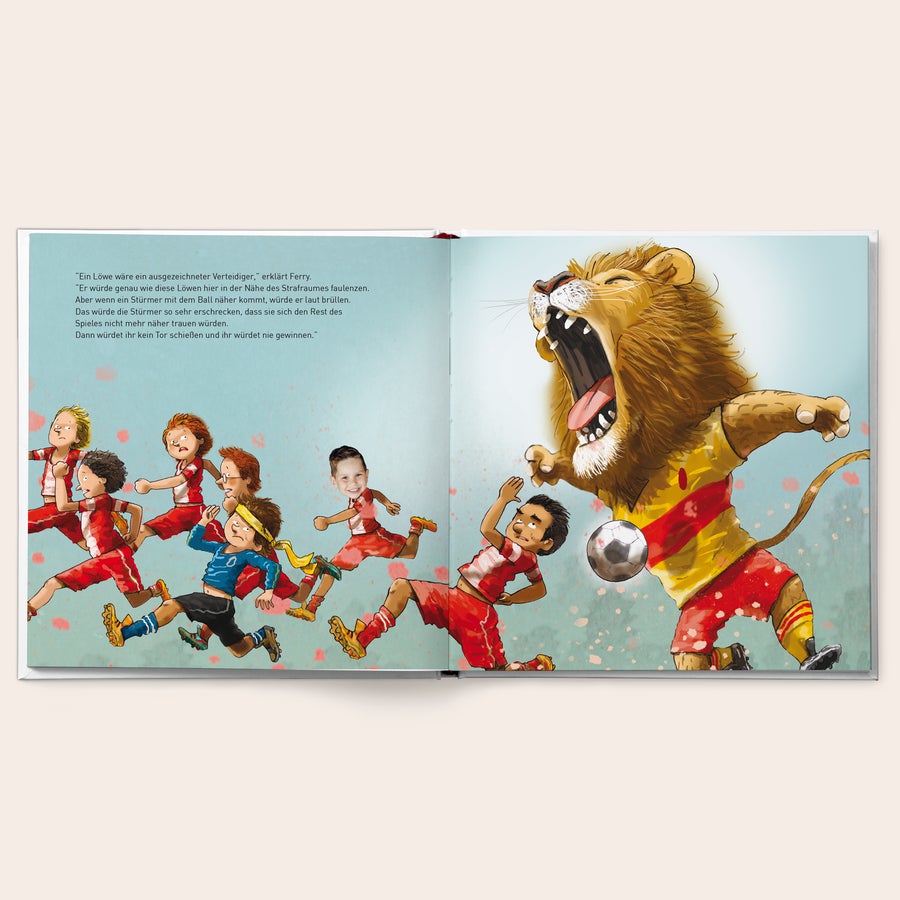Buch Du und das Team der Tiere personalisieren Ein personalisiertes Buch mit Namen und Foto, das einen brüllenden Löwen im Fußballtrikot und Kinder auf einem Fußballfeld zeigt.