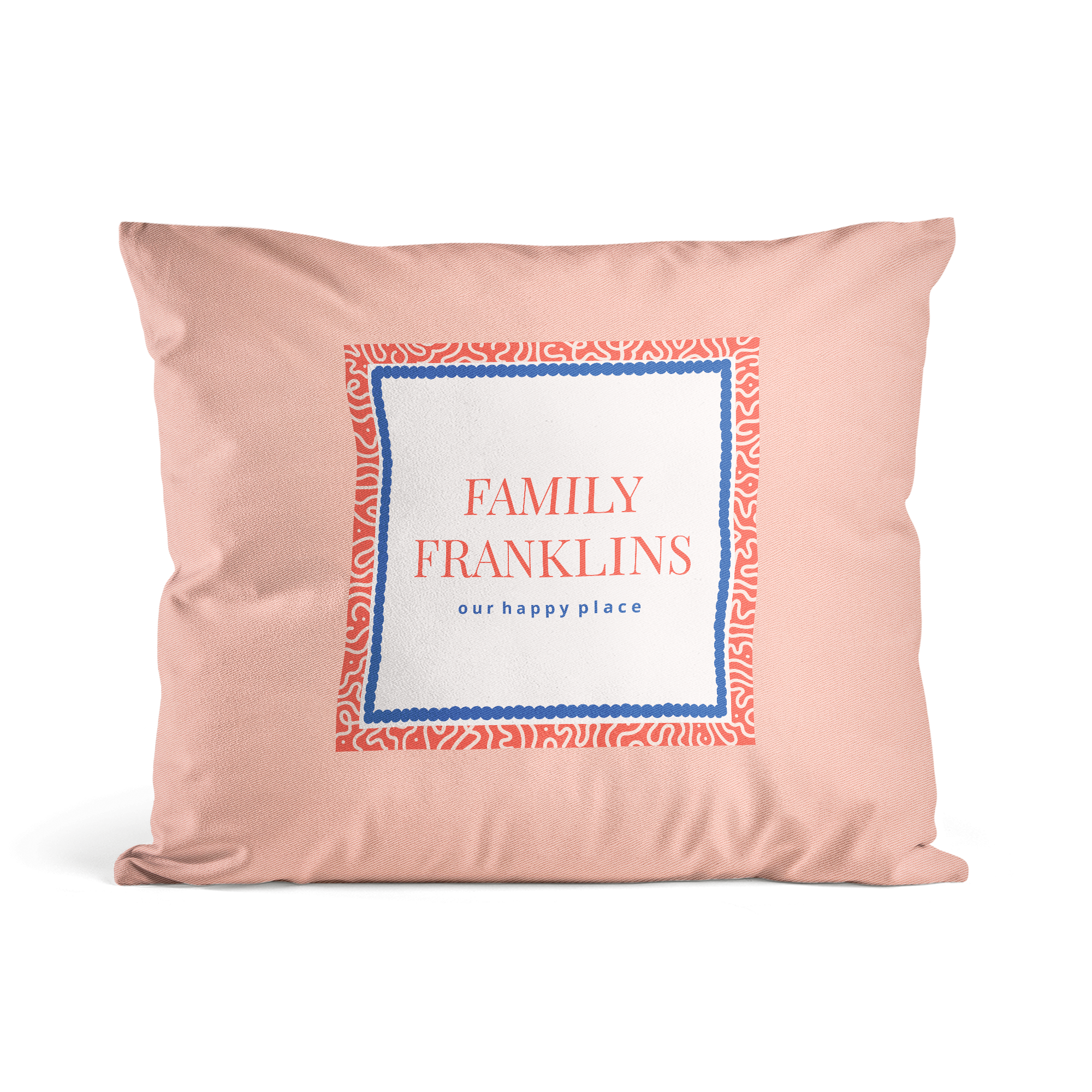 Rosa pute med trykt hvit ramme, blå bølget kant og teksten FAMILY FRANKLINS our happy place.