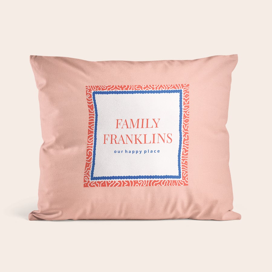 Pude med billede Blødt pudebetræk med billede og teksten Family Franklins our happy place i et rødt og blåt mønster.