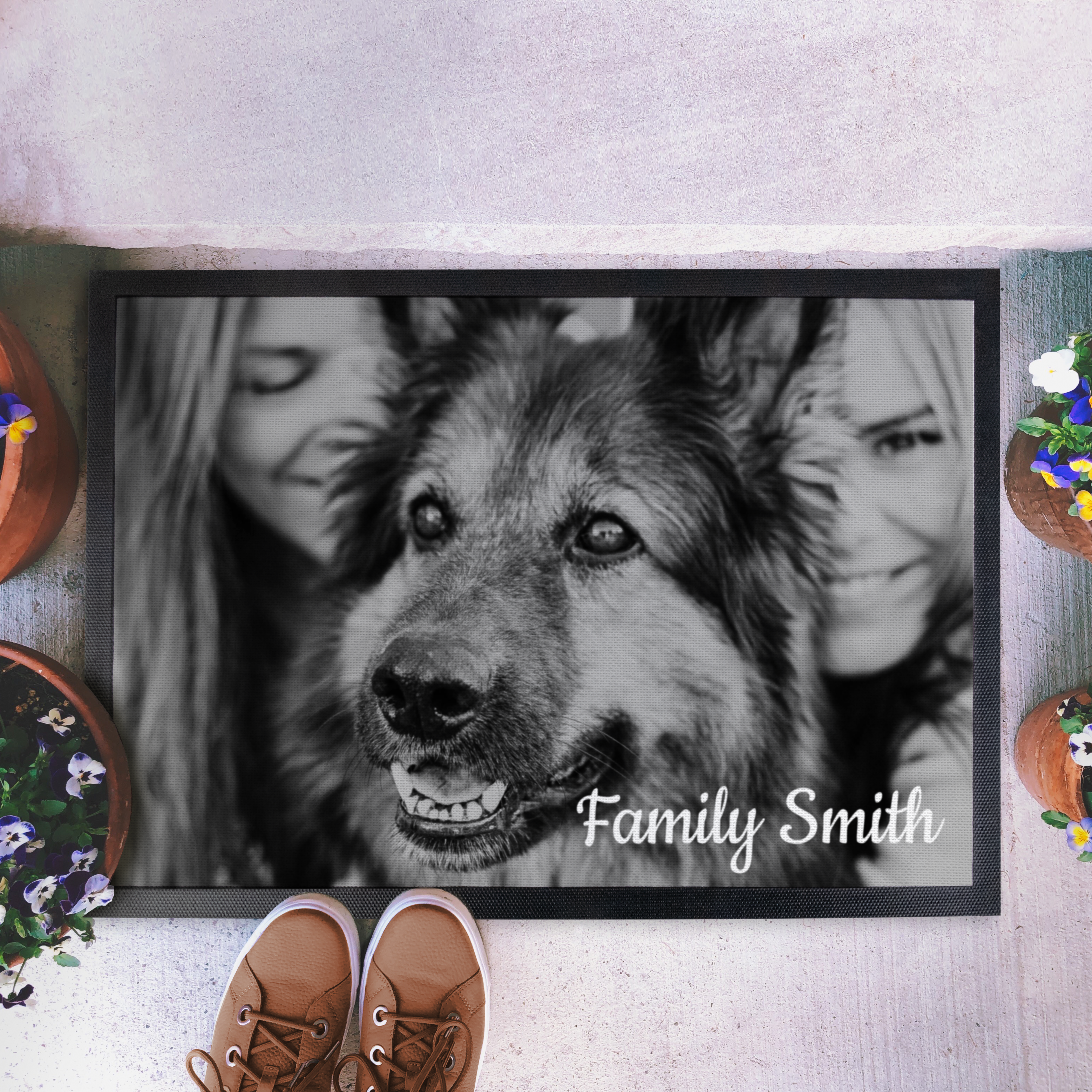 Personalisierte Fußmatte selbst gestalten mit Foto von Hund und Frauen und Text Family Smith bedruckt