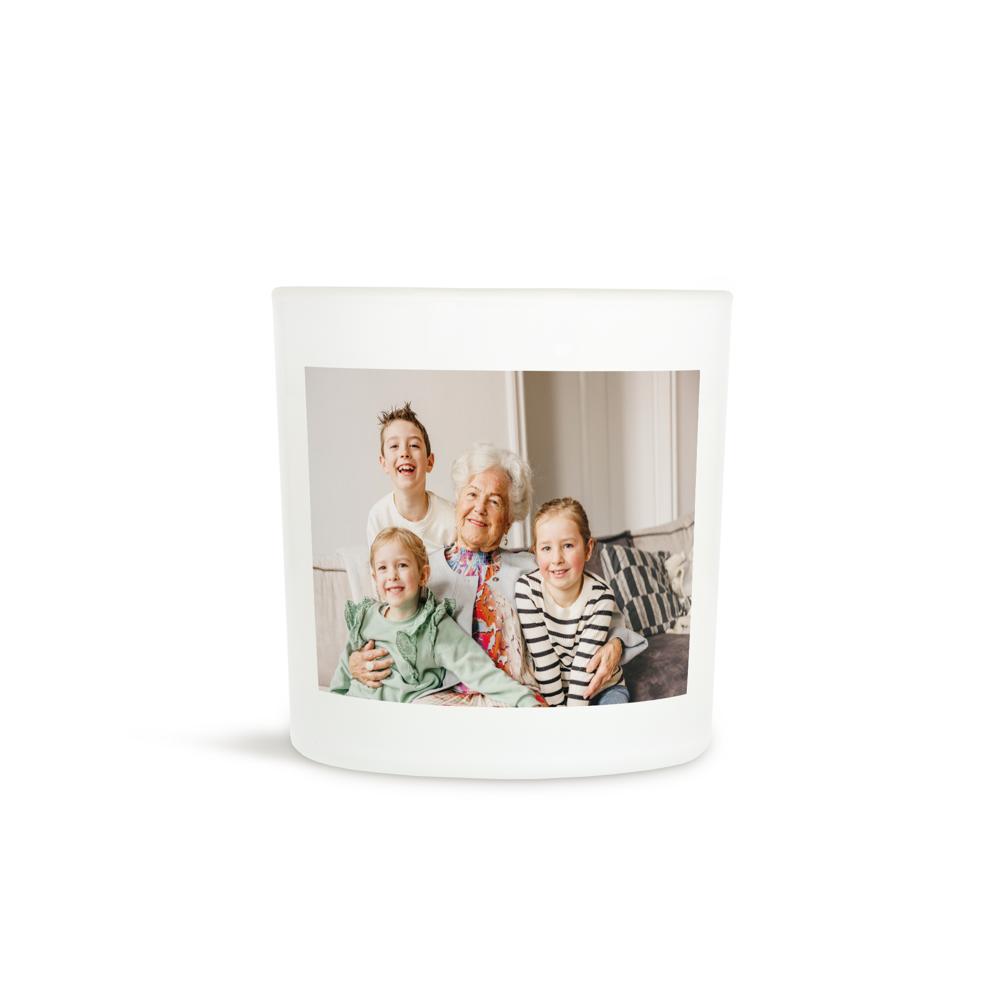 En personlig lysestake med bilde av en bestemor og hennes tre barnebarn, trykt på etiketten.