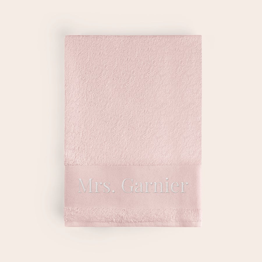 Serviette brodée Serviette rose personnalisée avec Mrs. Garnier brodé en fil blanc, une touche unique pour le bain