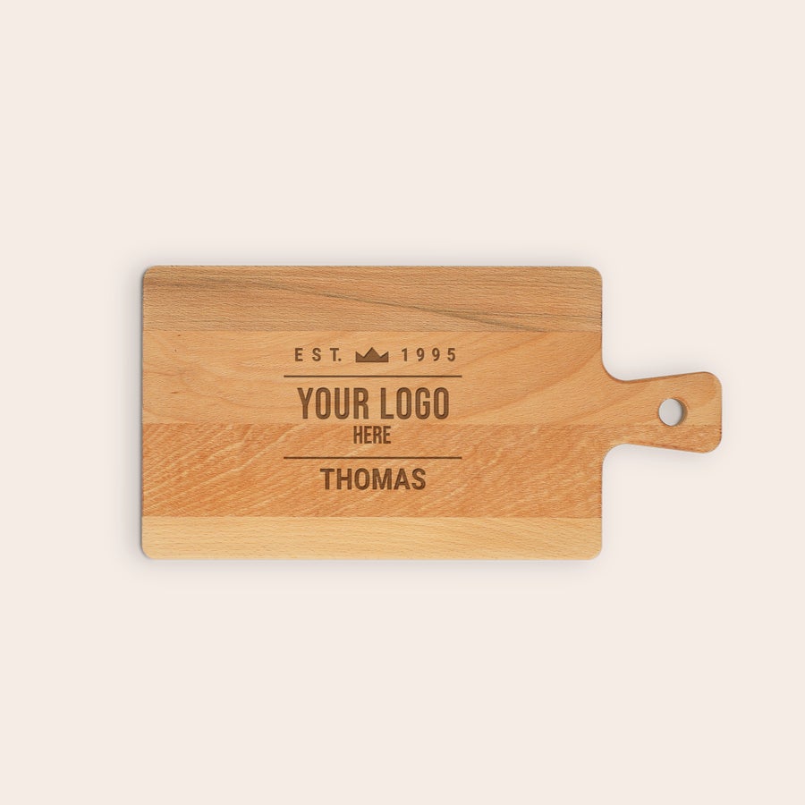 Tapasbræt med Gravering Personligt træserveringsfad med indgraveret navn, logo og etableringsår, ideelt til snacks.