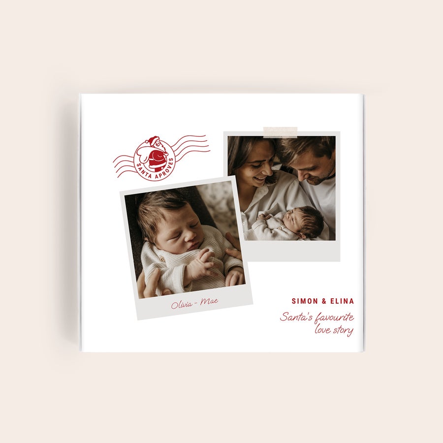 Milka Pralinen Weihnachten Personalisierte Milka Geschenkbox mit Fotos eines Babys und eines Elternpaares, Aufschrift "Olivia-Mae" und "SIMON & ELINA Santa's favourite love story", sowie einem Santa Approved Stempel für Weihnachten.