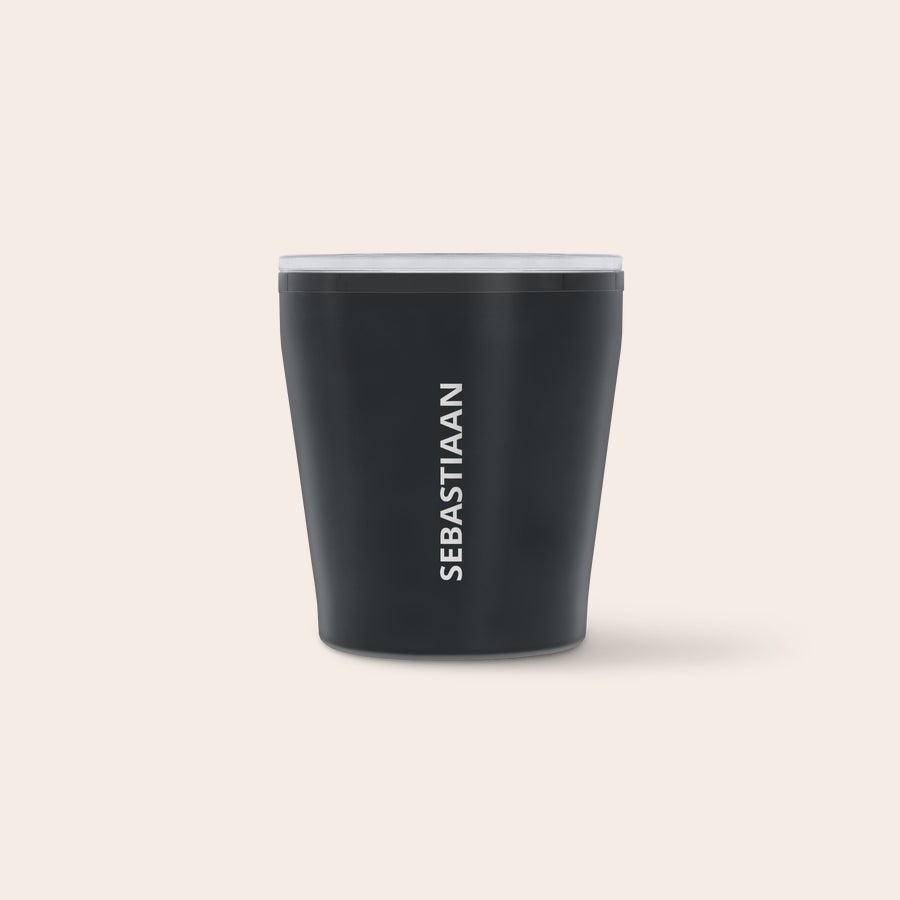 Koffiebeker to go met naam en/of tekst Zwarte koffiebeker to go met witte opdruk van de naam "SEBASTIAAN" om gepersonaliseerde koffiebeker to go te maken.