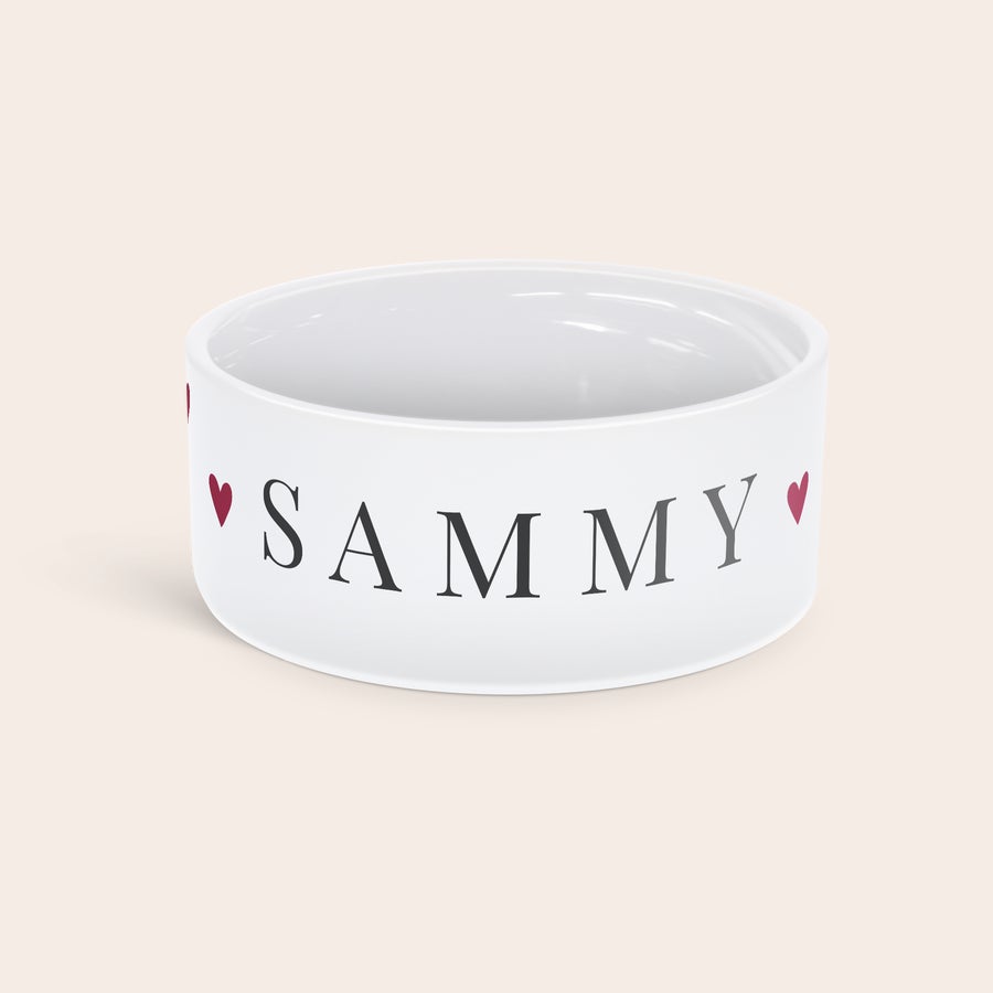 Personalisierter Futternapf für Haustiere Personalisierter Futternapf für Haustiere, weiß, mit dem Namen "SAMMY" in dunkler Schrift und roten Herzen bedruckt